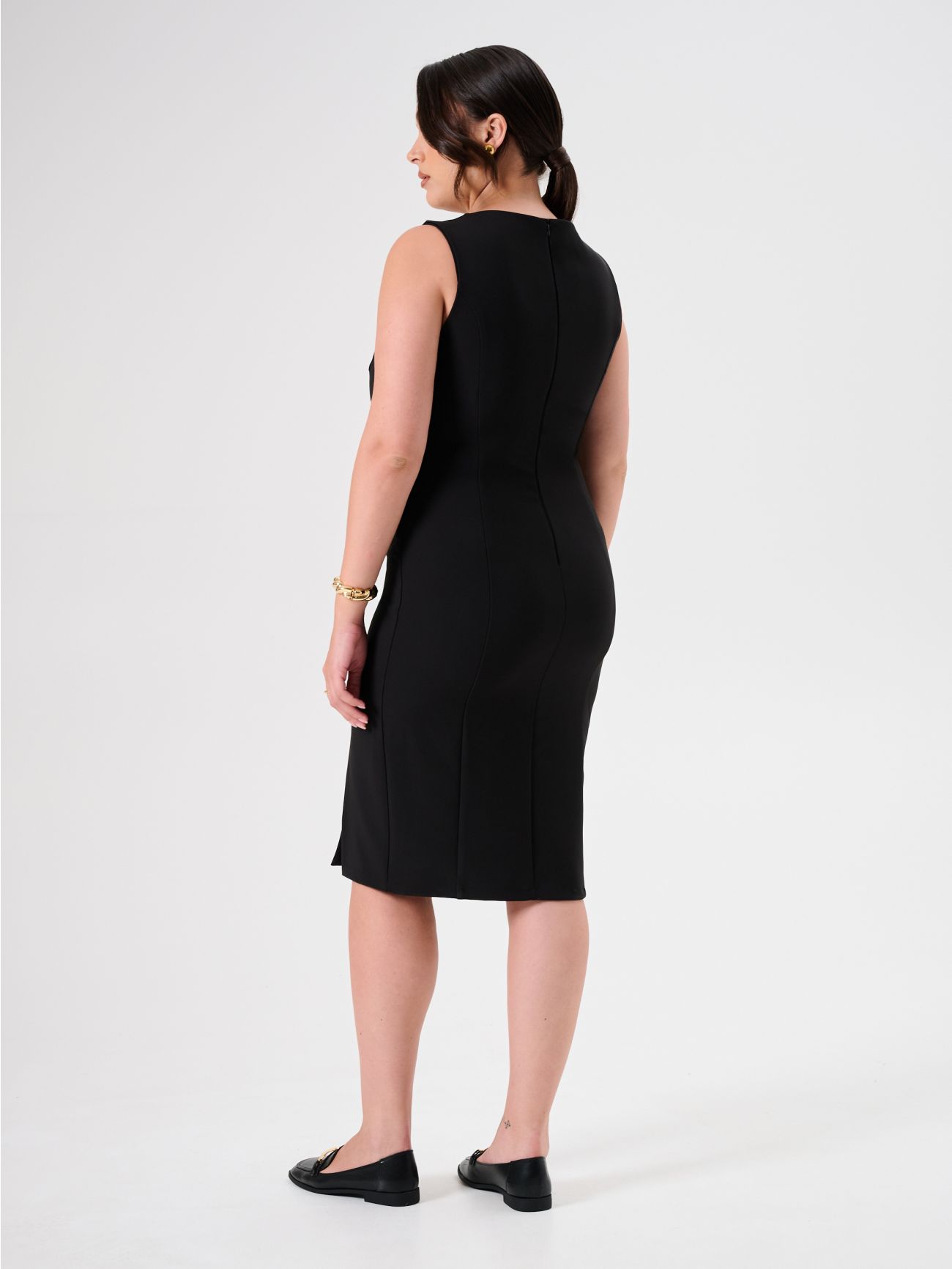 Schwarzes Curvy-Etuikleid mit Schmuckeinsatz det_3