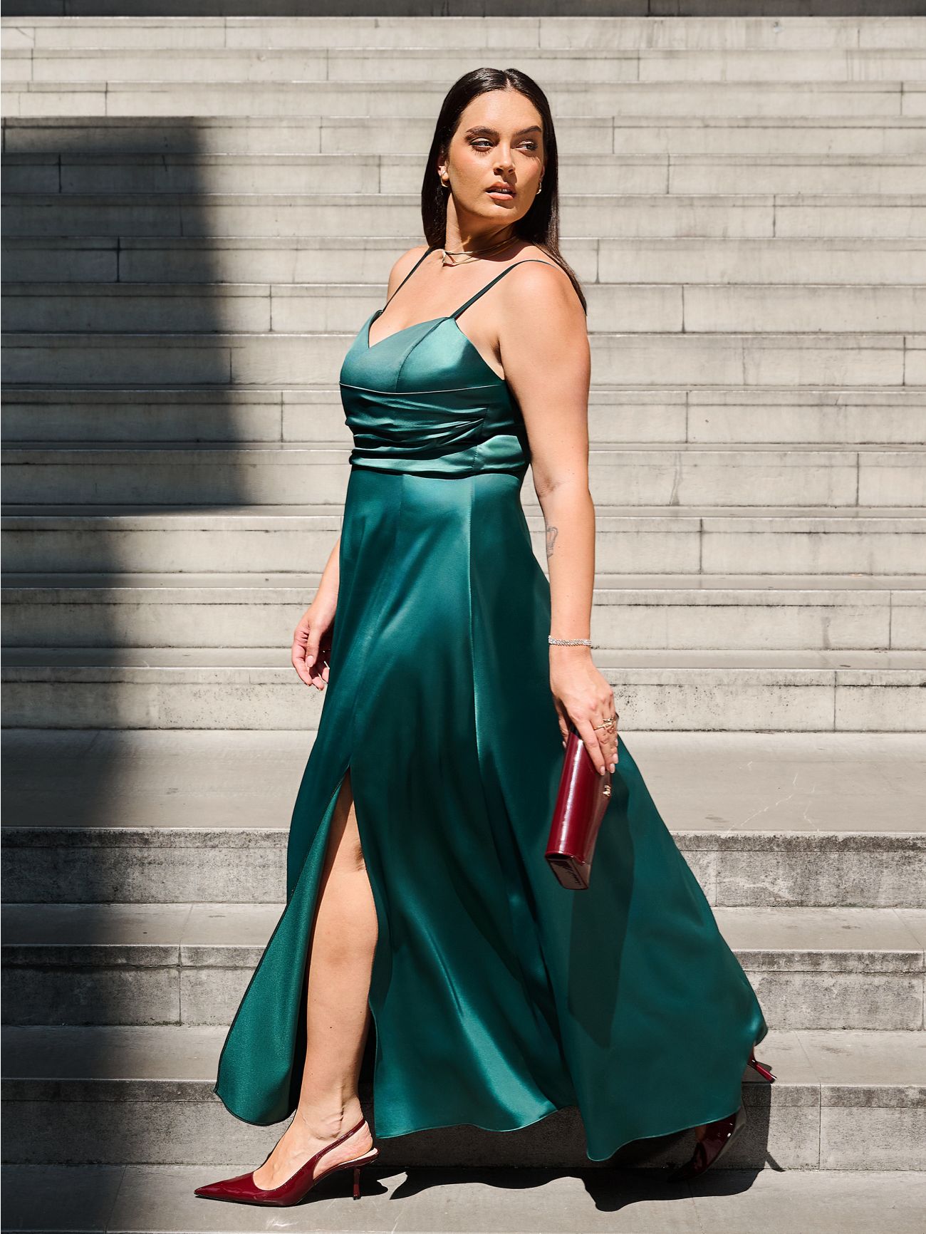 Grünes Curvy-Kleid aus Satin  Rinascimento
