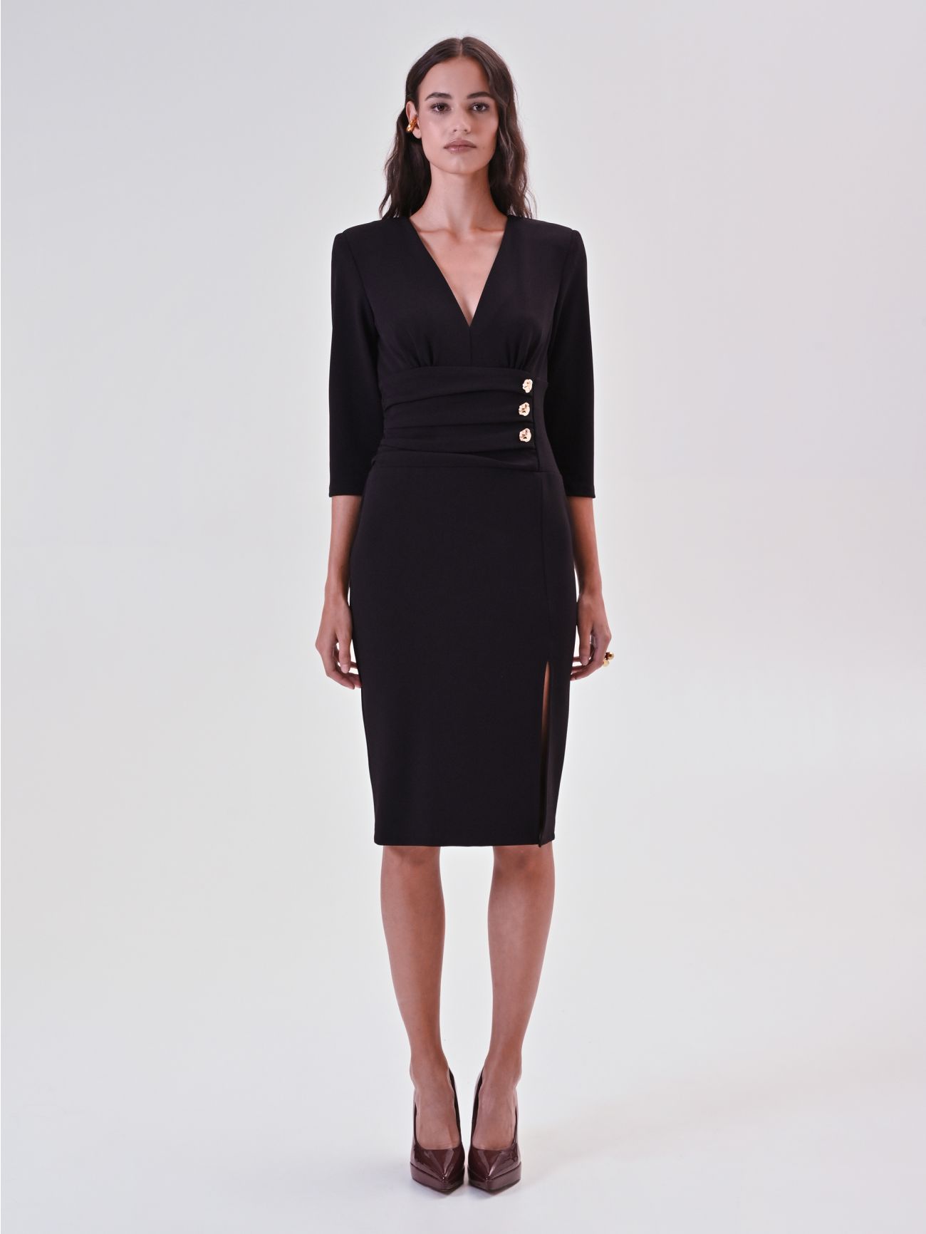 Robe fourreau noire avec bande drapée et boutons design det_1