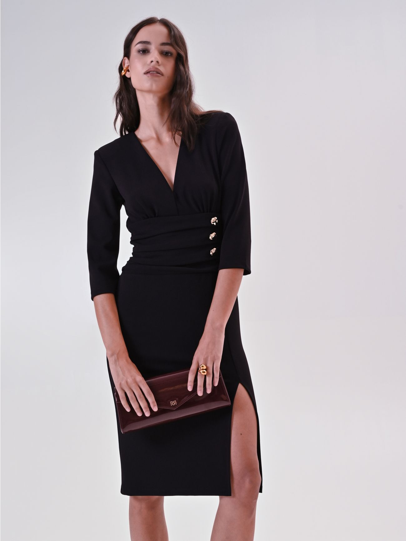 Robe fourreau noire avec bande drapée et boutons design  Rinascimento