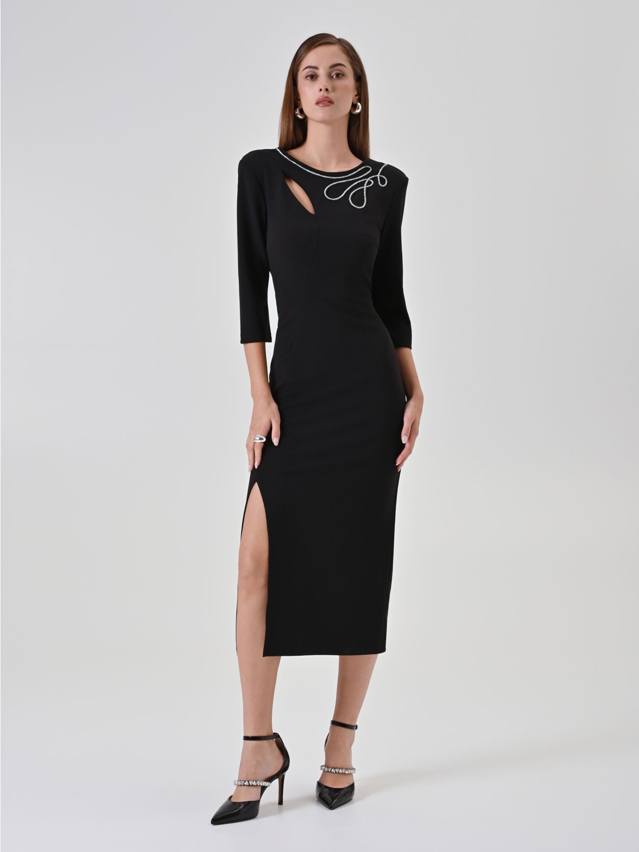 Black sheath dress with embroidered teardrop neckline in_i7
