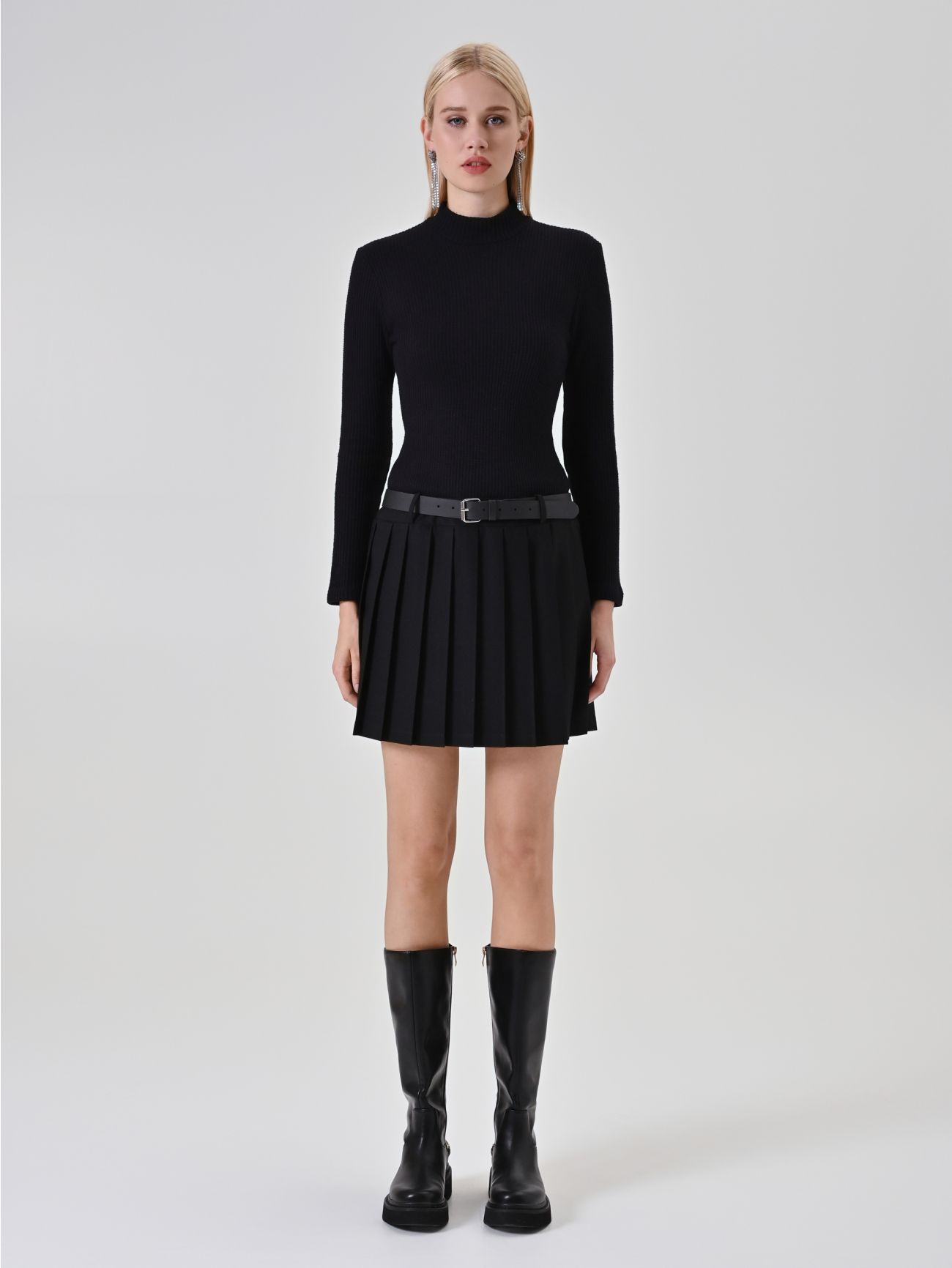Black Dress with Pleated Skirt det_1
