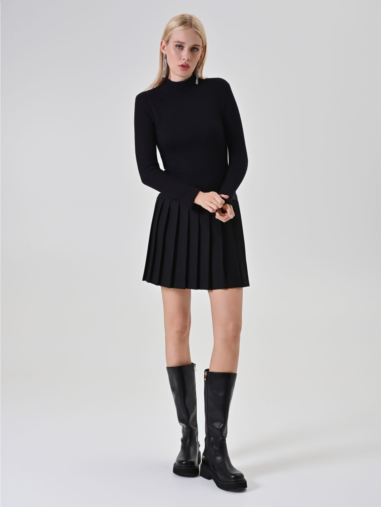 Black Dress with Pleated Skirt in_i7