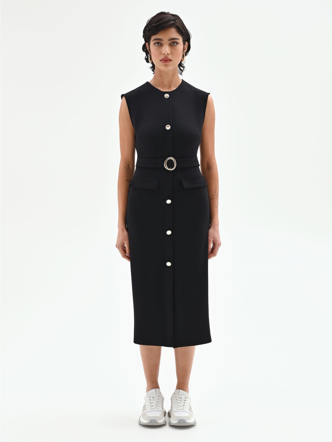 Tubino smanicato nero con cintura e bottoni det_1