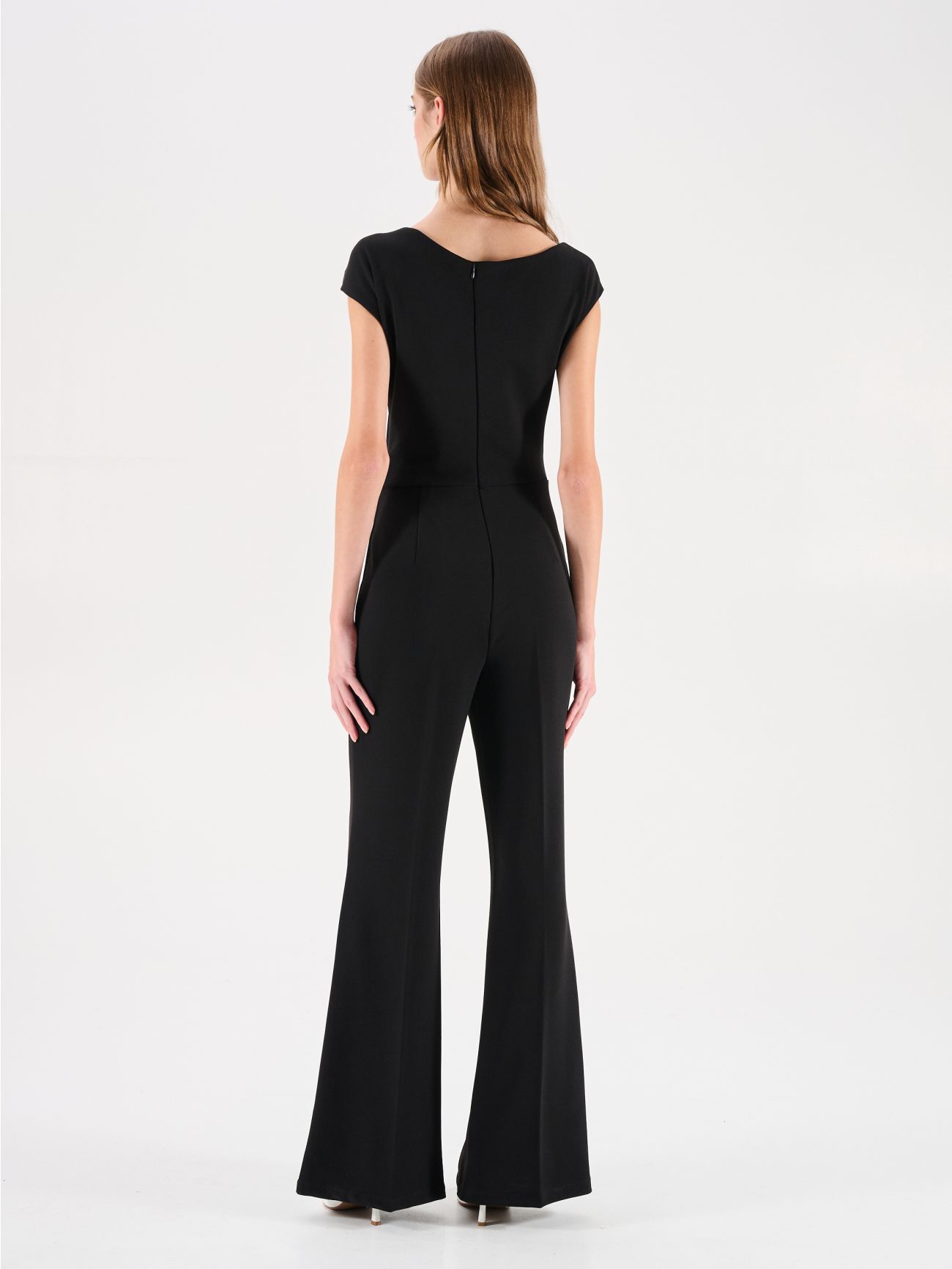 Czarny kombinezon z asymetrycznym dekoltem in_i4