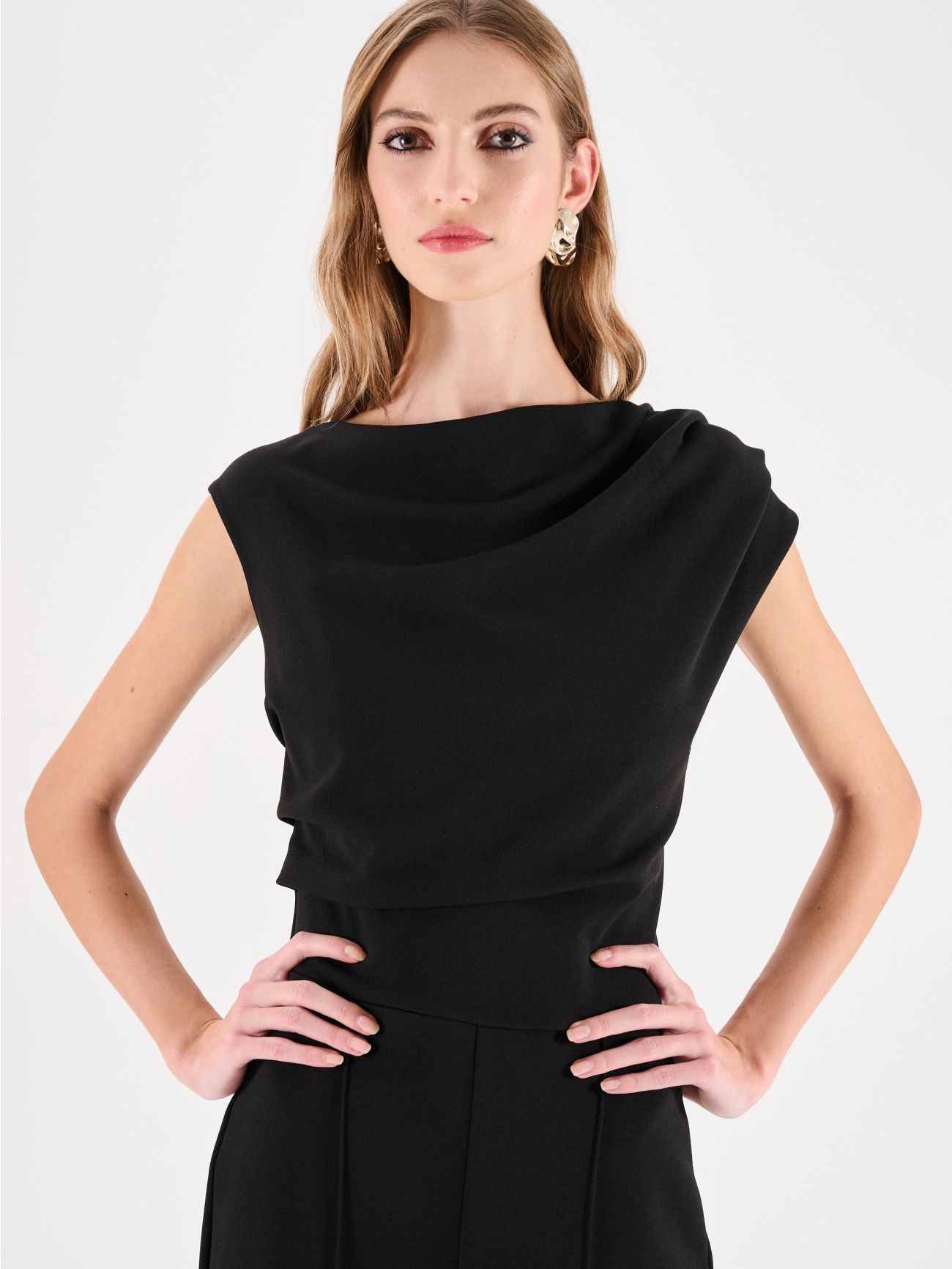 Czarny kombinezon z asymetrycznym dekoltem in_i5