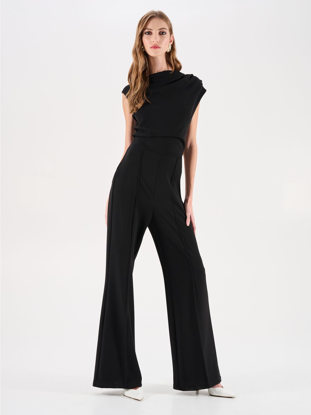 Czarny kombinezon z asymetrycznym dekoltem in_i7