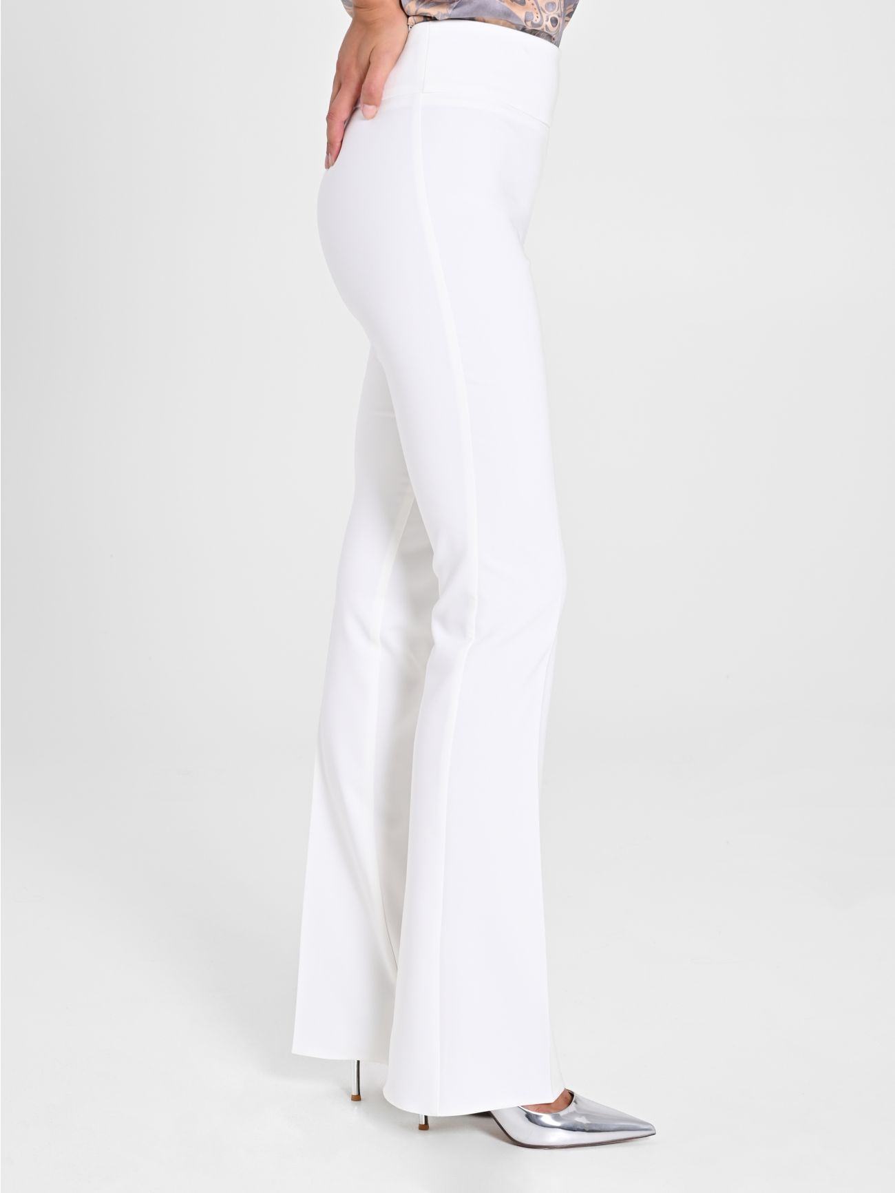 Pantalon évasé beige en tissu technique beige in_i7