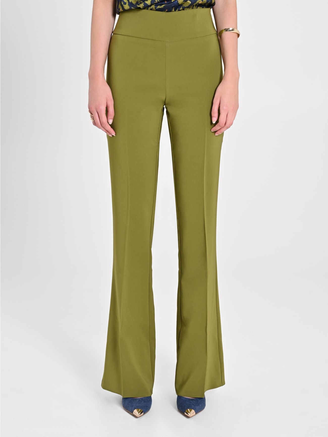 Pantalon évasé en tissu technique vert mousse det_2
