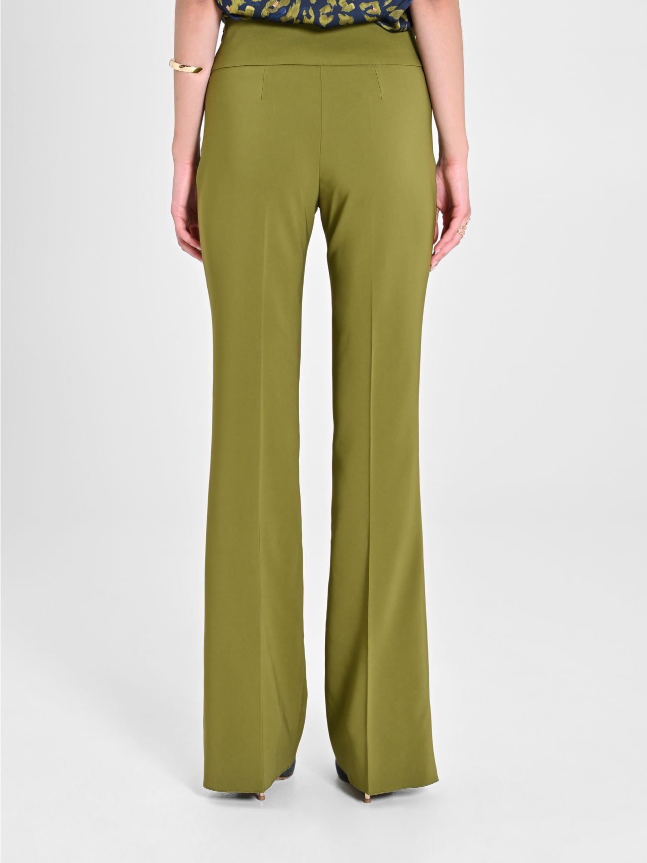 Pantalon évasé en tissu technique vert mousse in_i4