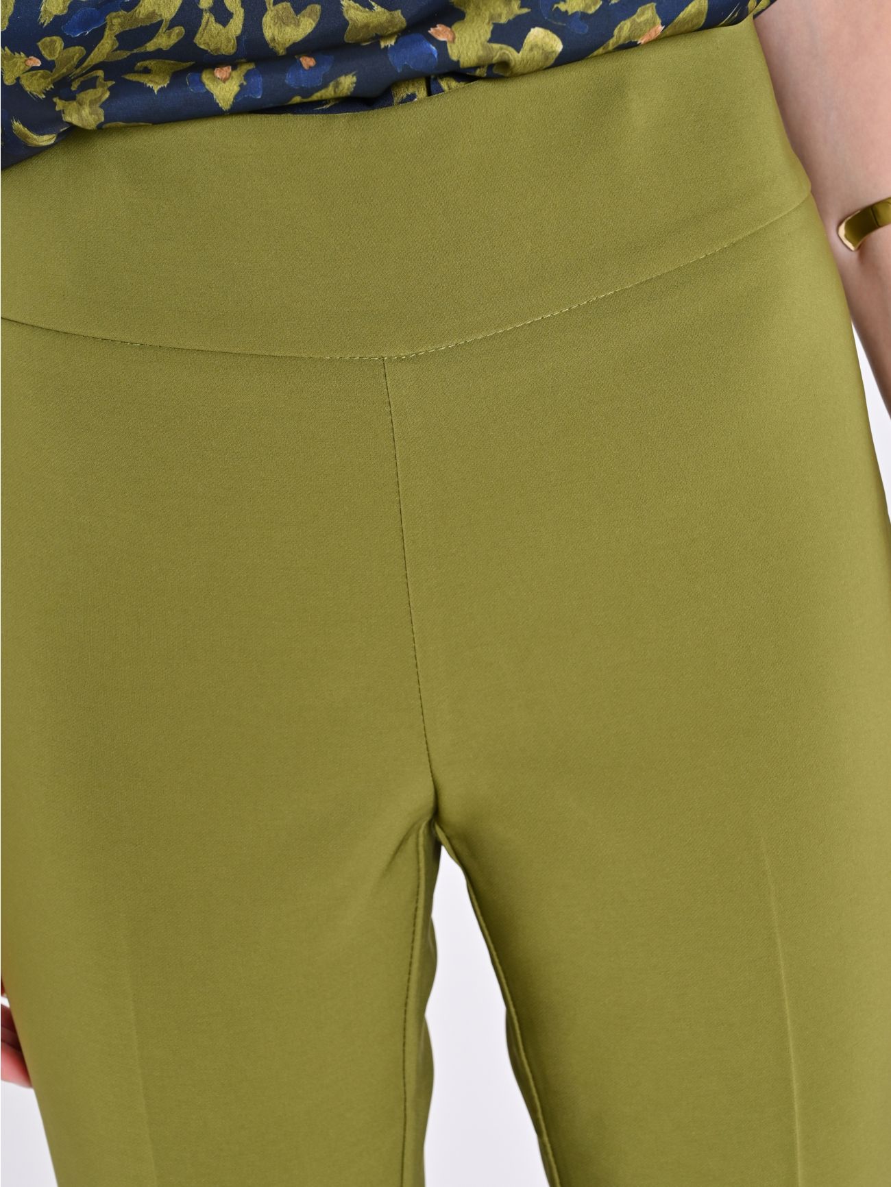 Pantalon évasé en tissu technique vert mousse in_i5