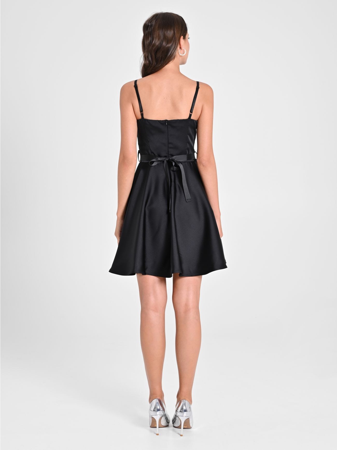 Kleid mit Tellerrock aus Satin in Schwarz det_3