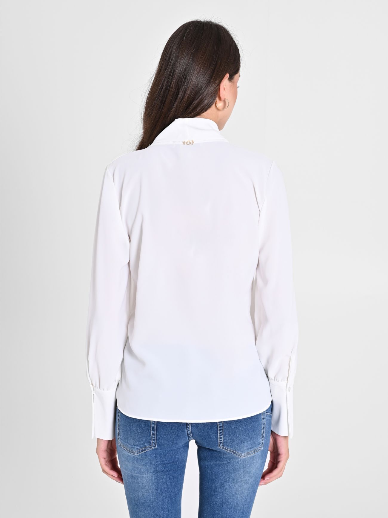 White Blouse in_i4