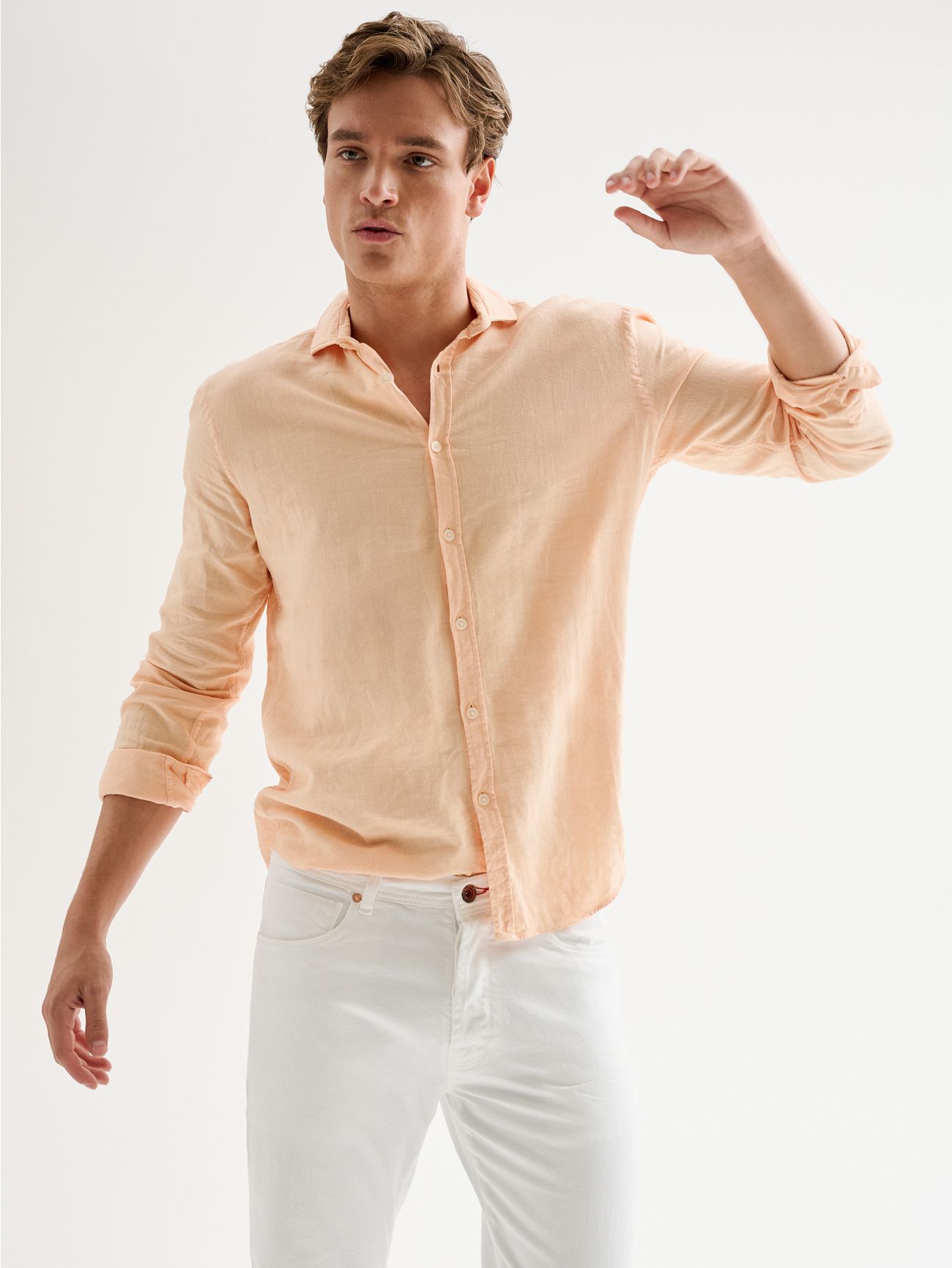 Men’s Peach Linen Shirt with French Collar QB24 Men’s linen shirt with French collar. Long sleeves buttoned.  Front closure with eyelets and buttons. Wear the shirt for a casual look with jeans or bermuda shorts on hot days. The model wears size 48 and is 1.79 m tall. Rinascimento