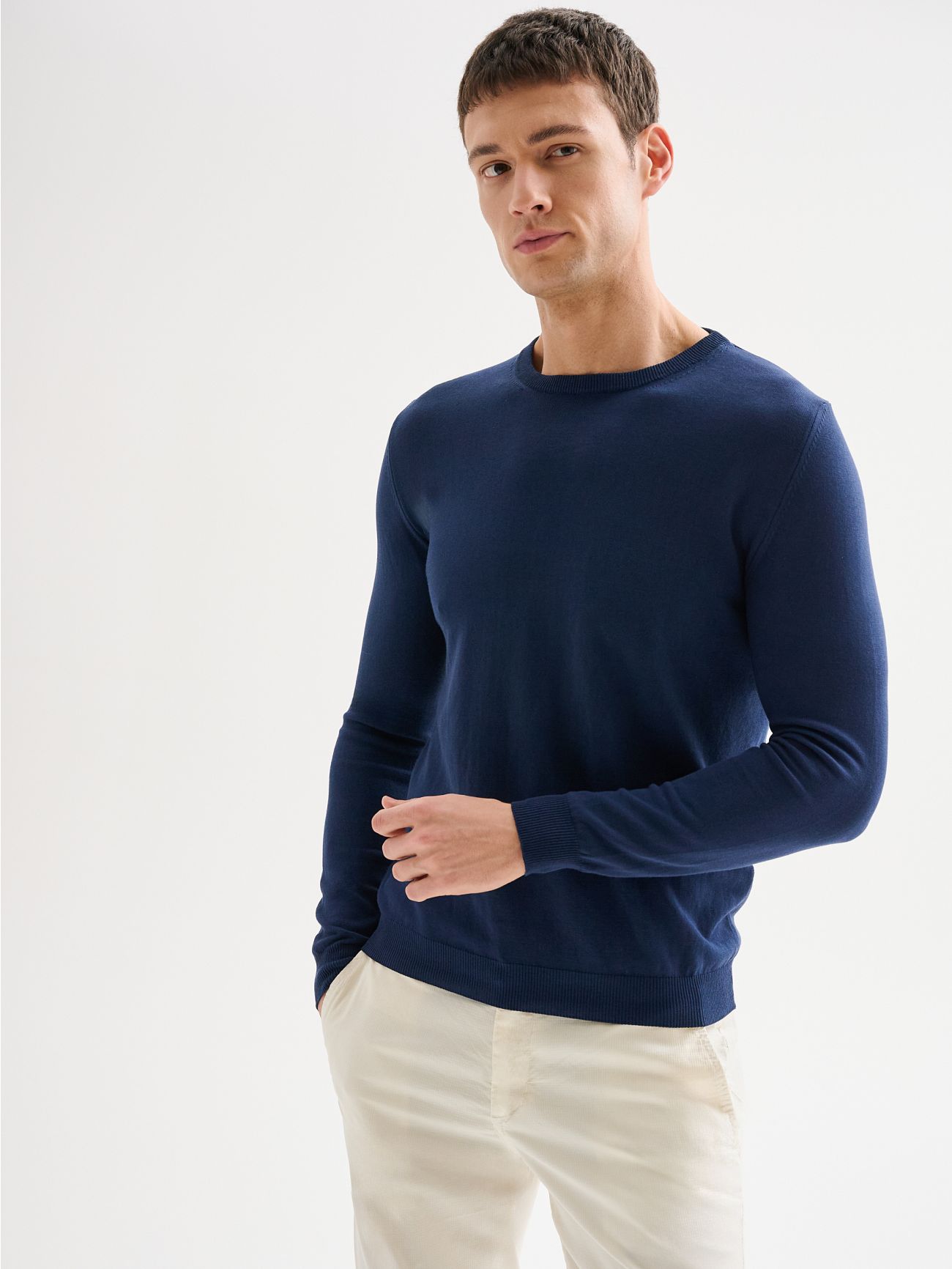 Jersey básico en crepé de algodón con cuello redondo; colección QB24 for men in_i7