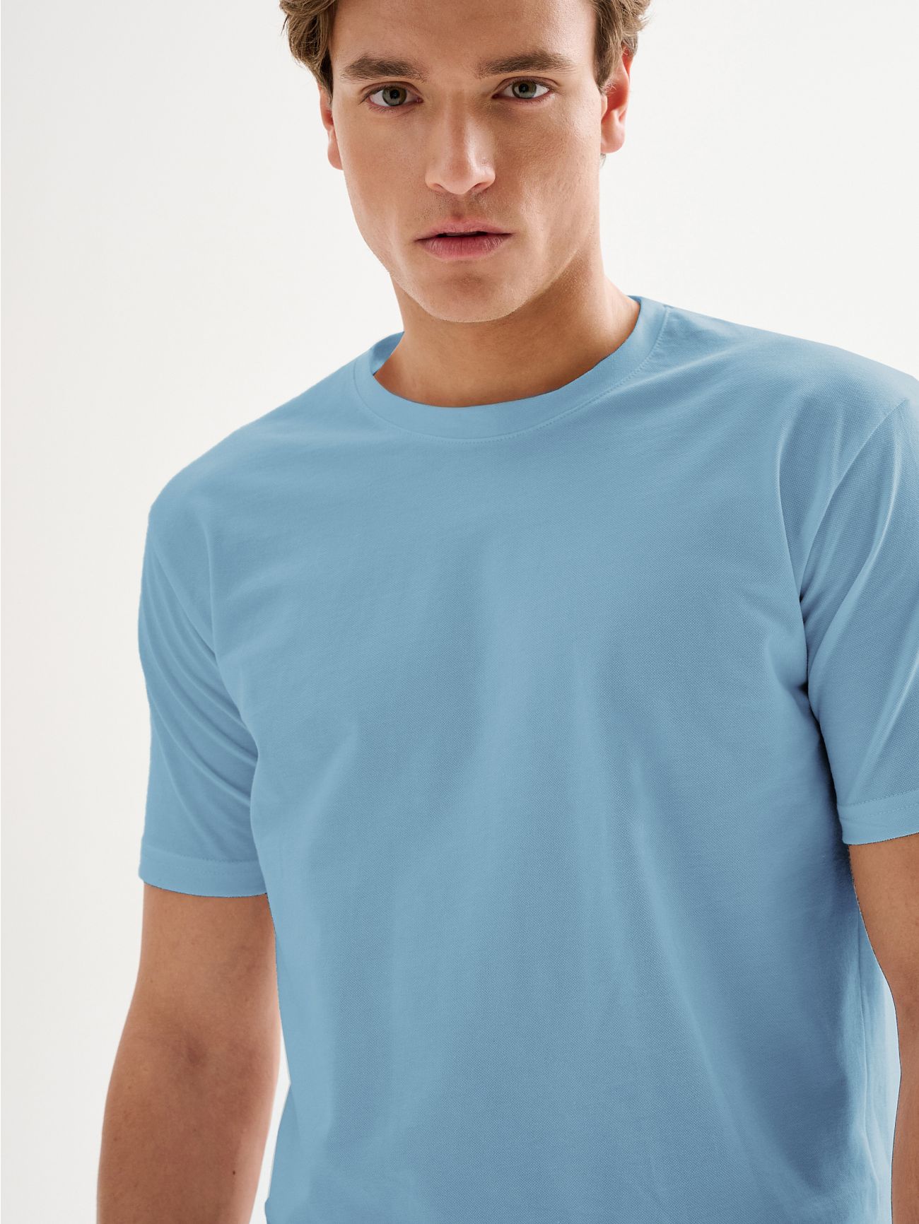 Men’s Light Blue Crewneck Pique T-shirt QB24 in_i5