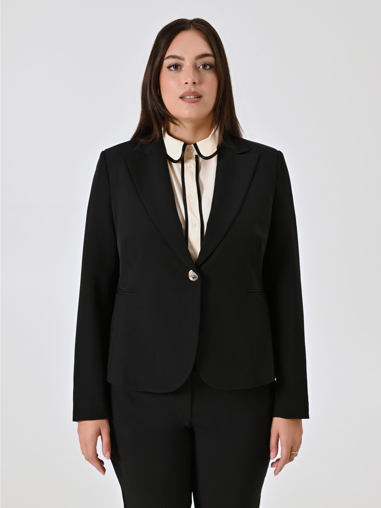 Curvy-Jacke mit einem Knopf in Schwarz det_2