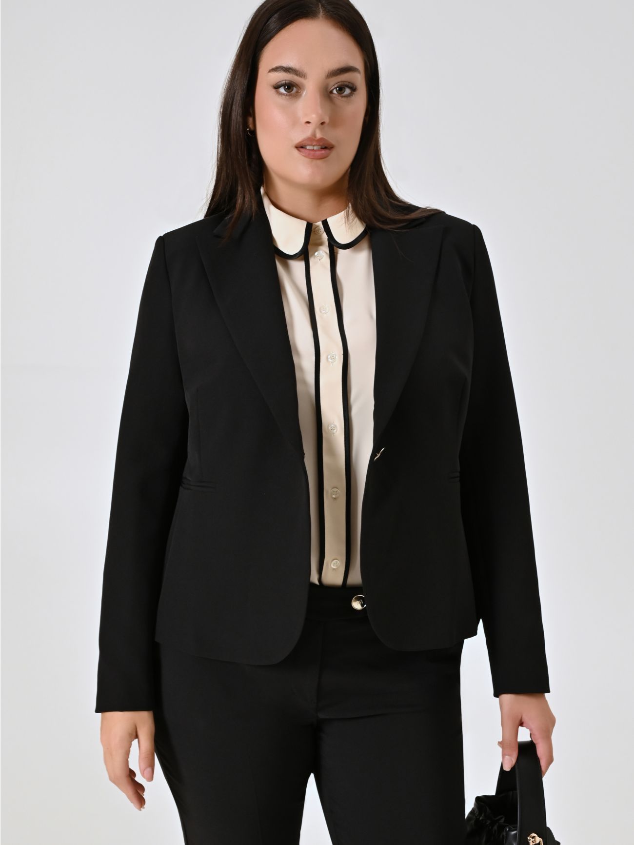 Curvy-Jacke mit einem Knopf in Schwarz  Rinascimento