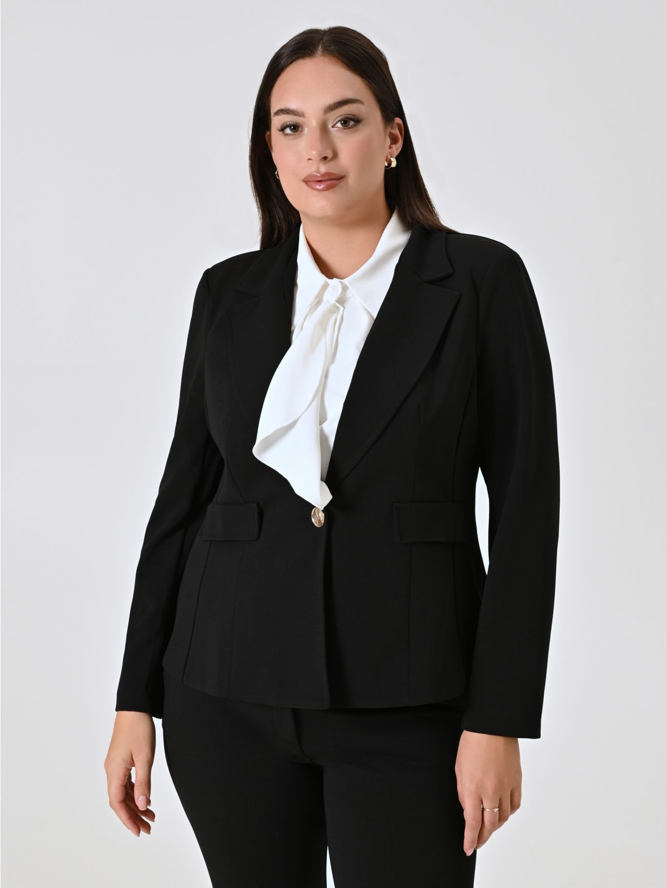 Curvy-Jacke mit einem Knopf in Schwarz in_i7