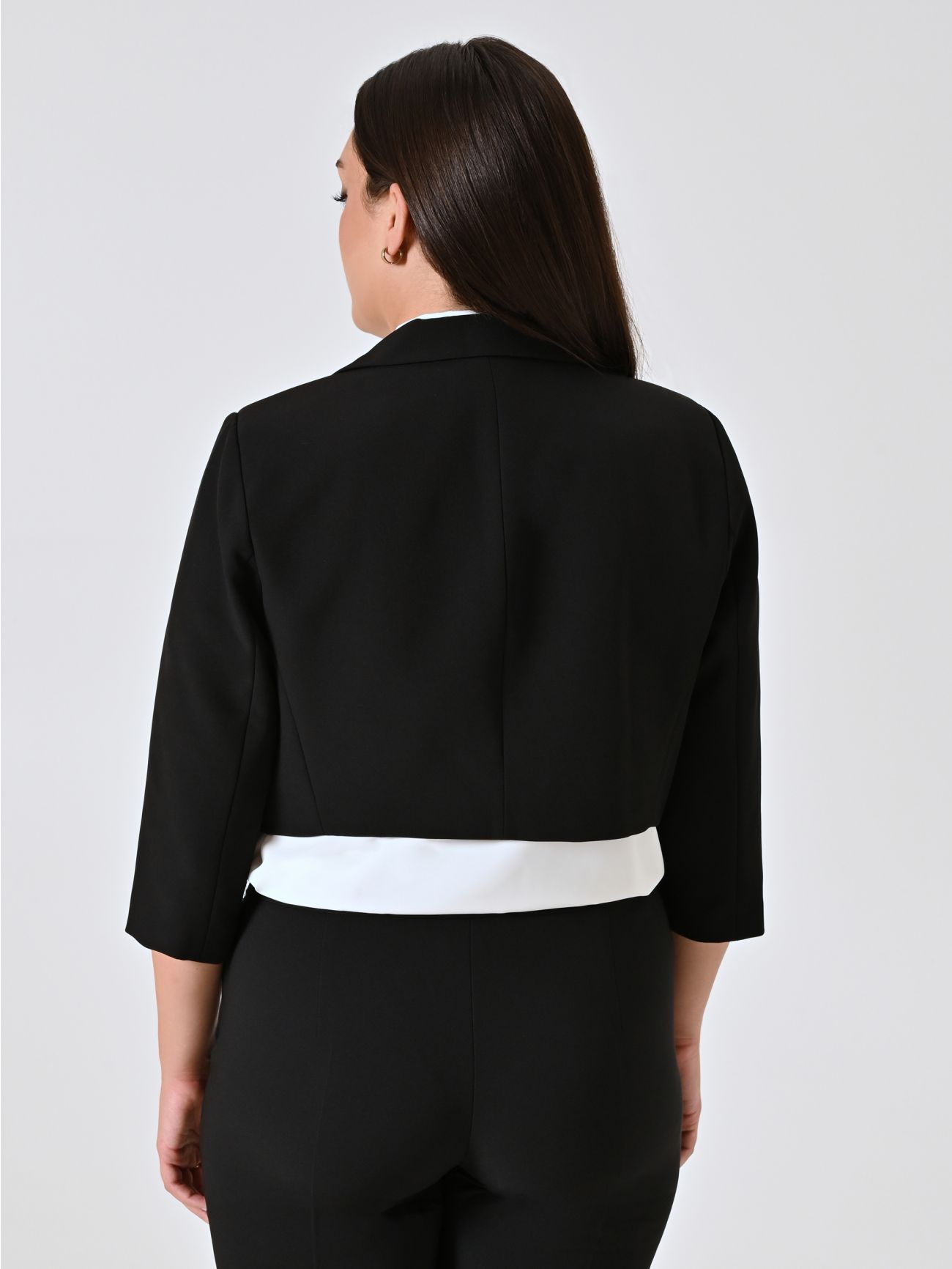 Kurze Curvy-Jacke in Schwarz det_3