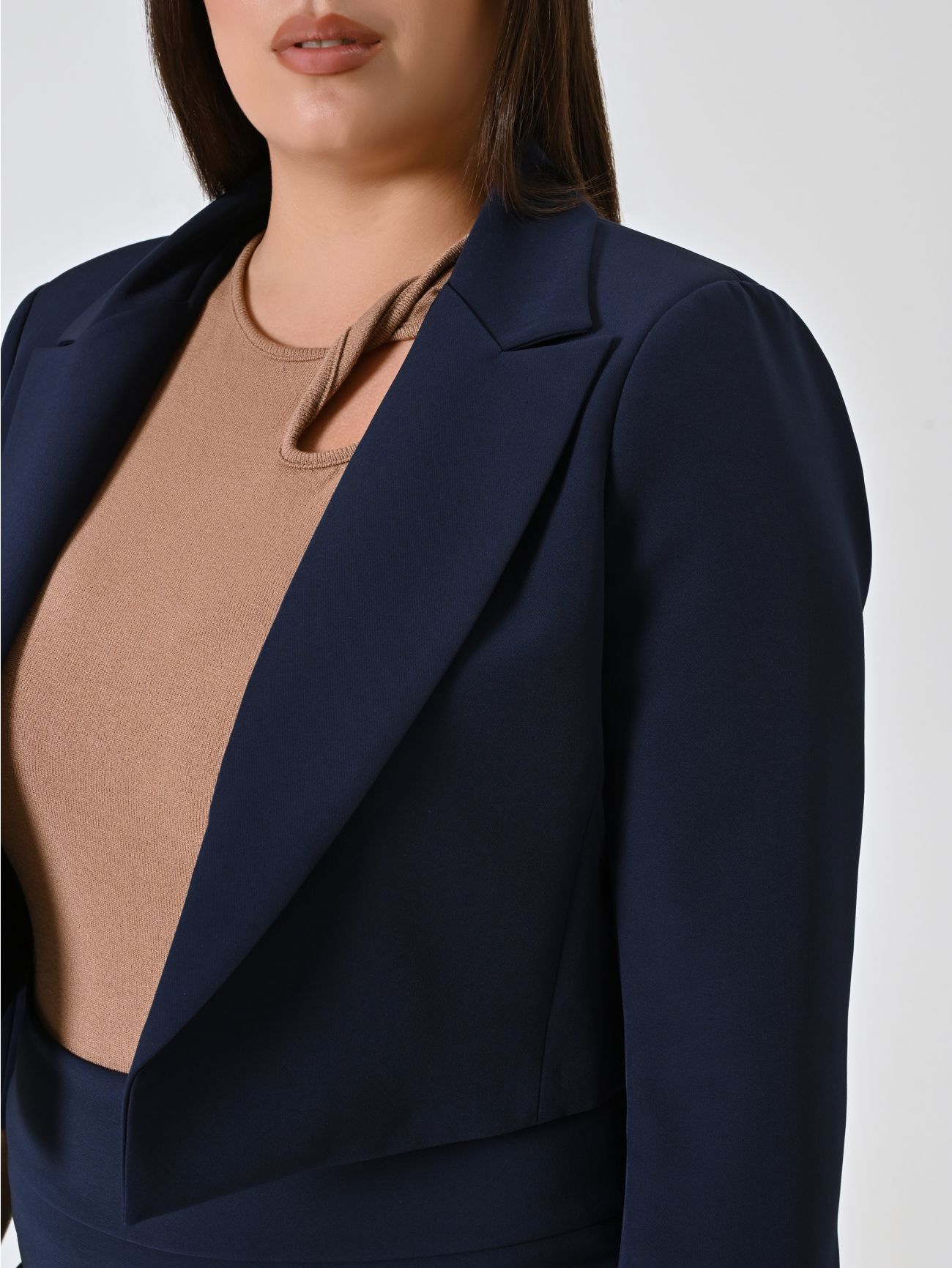 Kurze Curvy-Jacke in Blau in_i5
