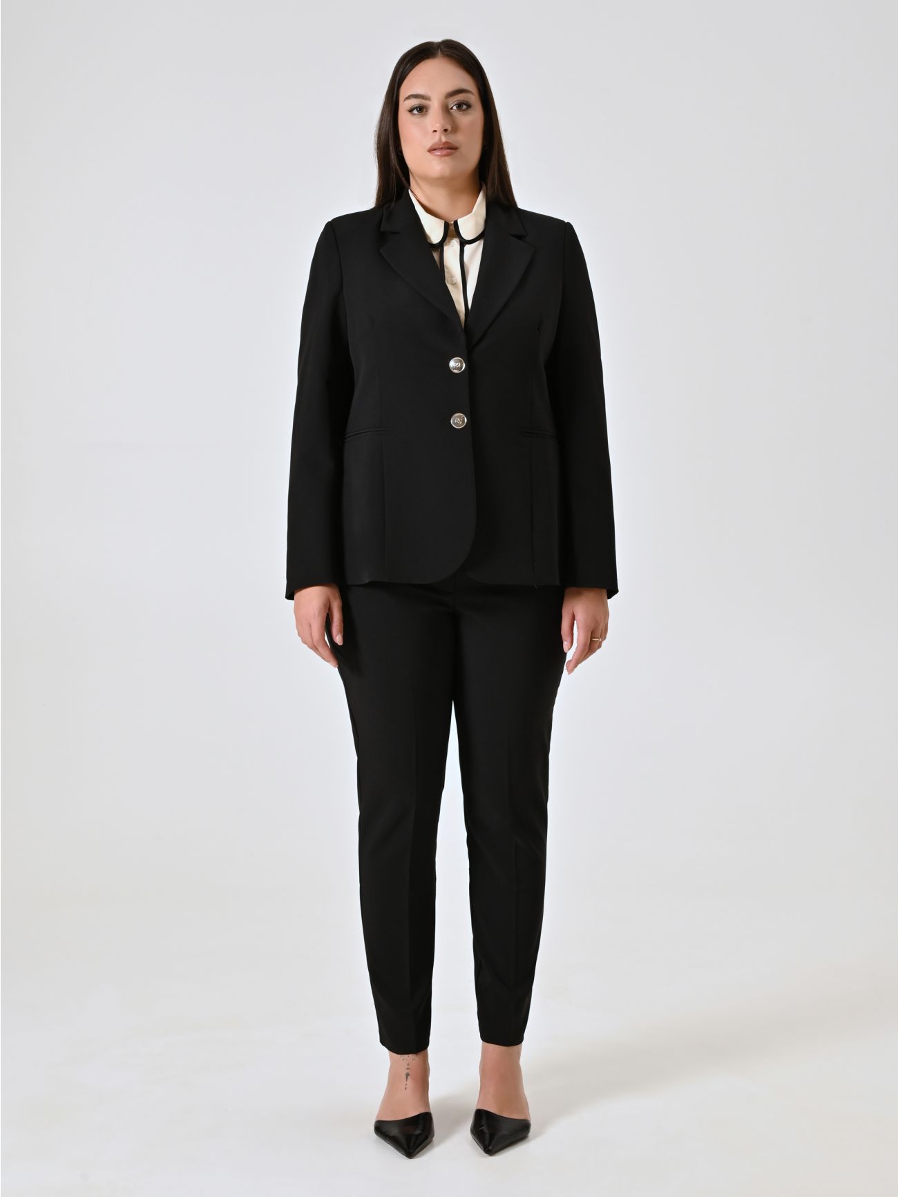 Curvy-Jacke mit zwei Knöpfen in Schwarz det_1