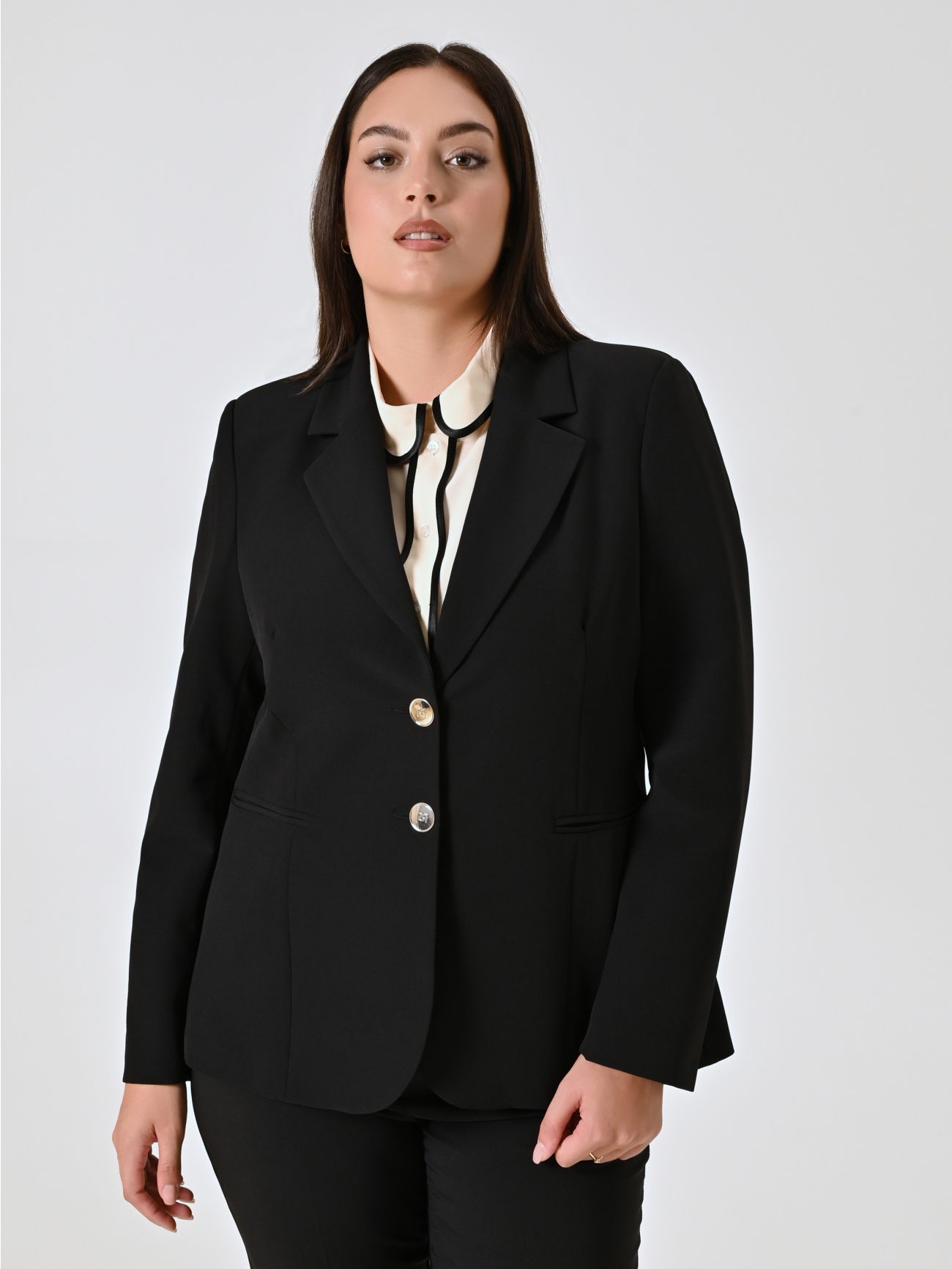 Curvy-Jacke mit zwei Knöpfen in Schwarz in_i7