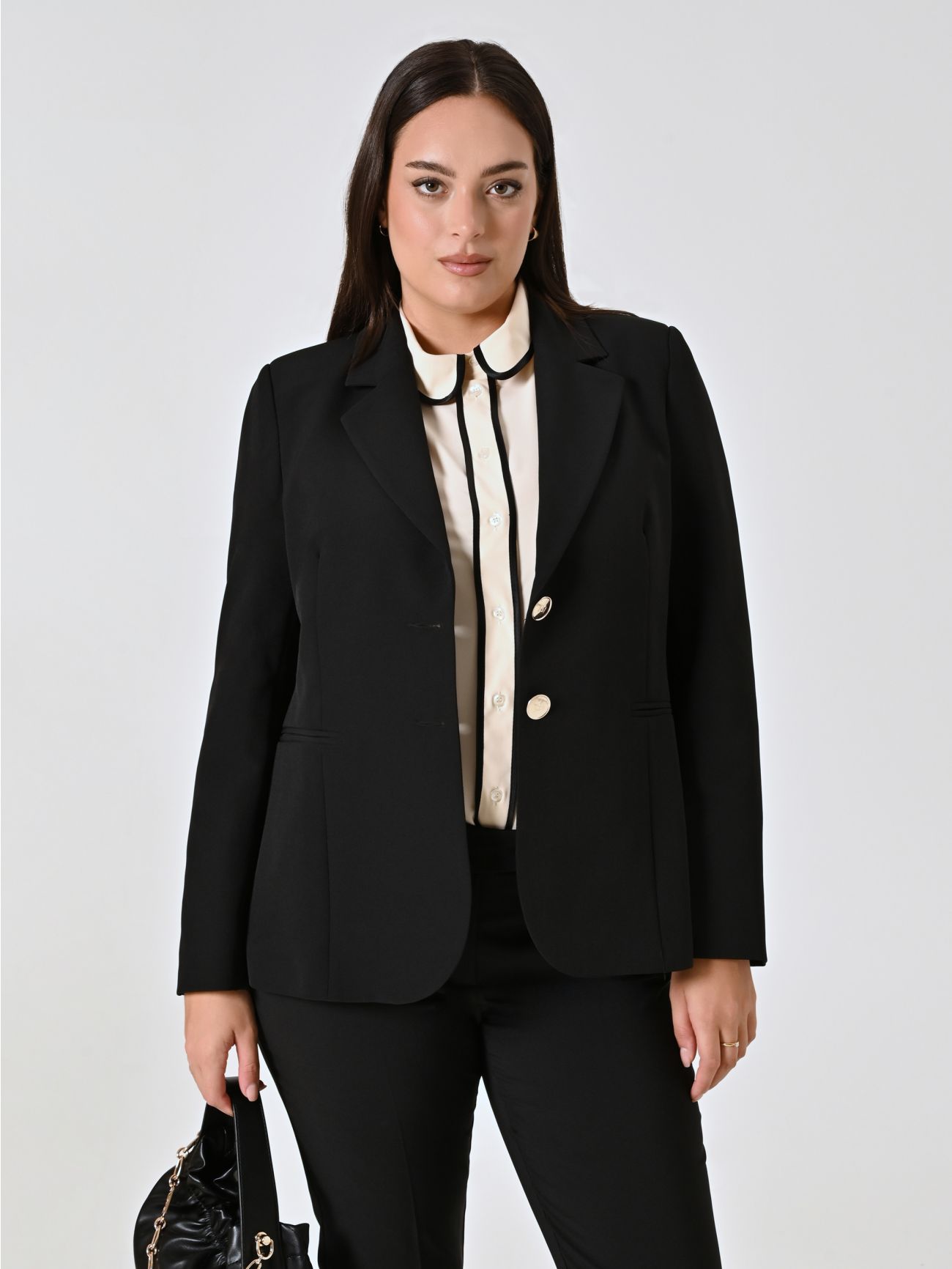 Curvy-Jacke mit zwei Knöpfen in Schwarz  Rinascimento