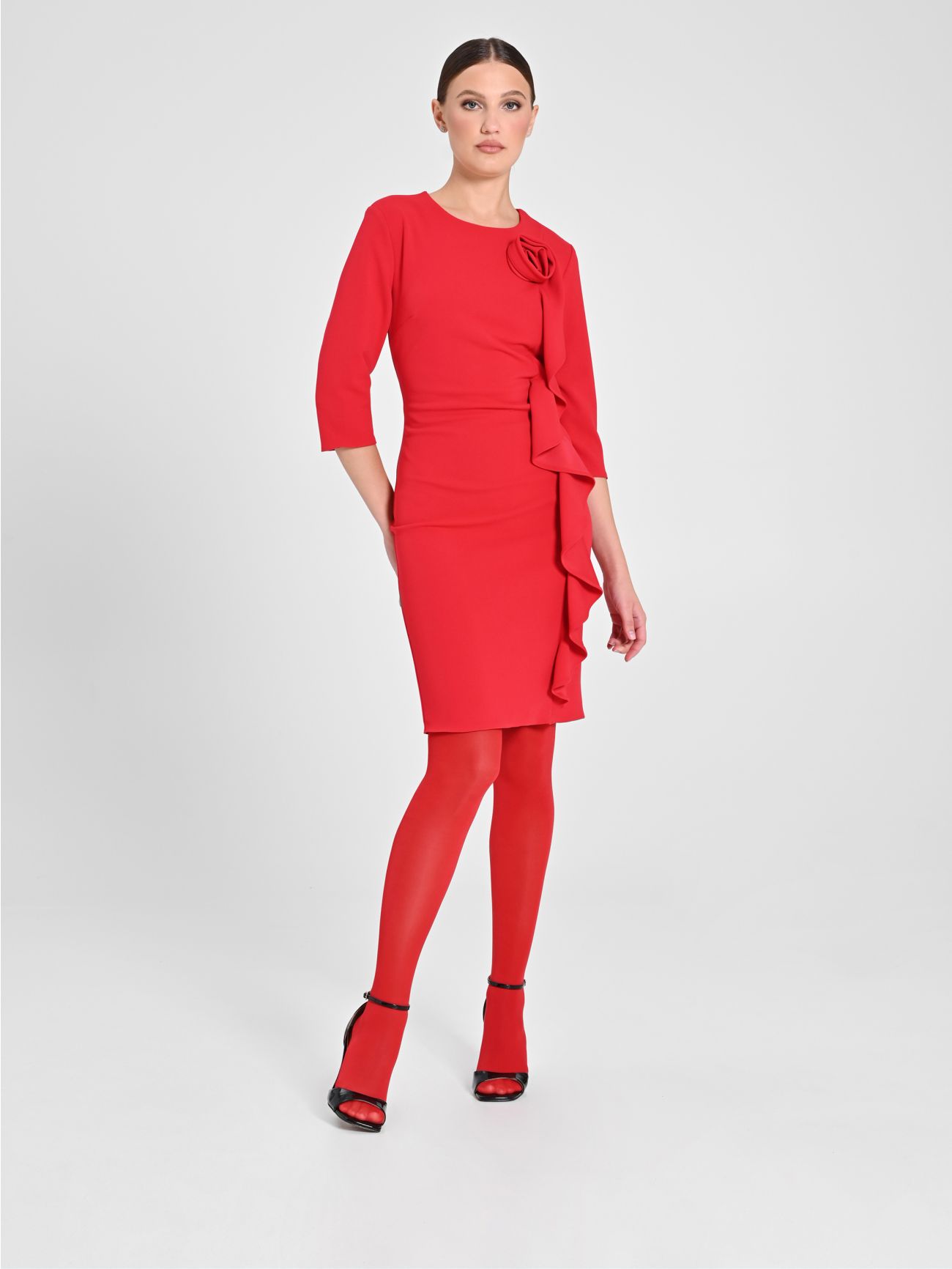 Robe fourreau rouge froncee avec rose Rinascimento