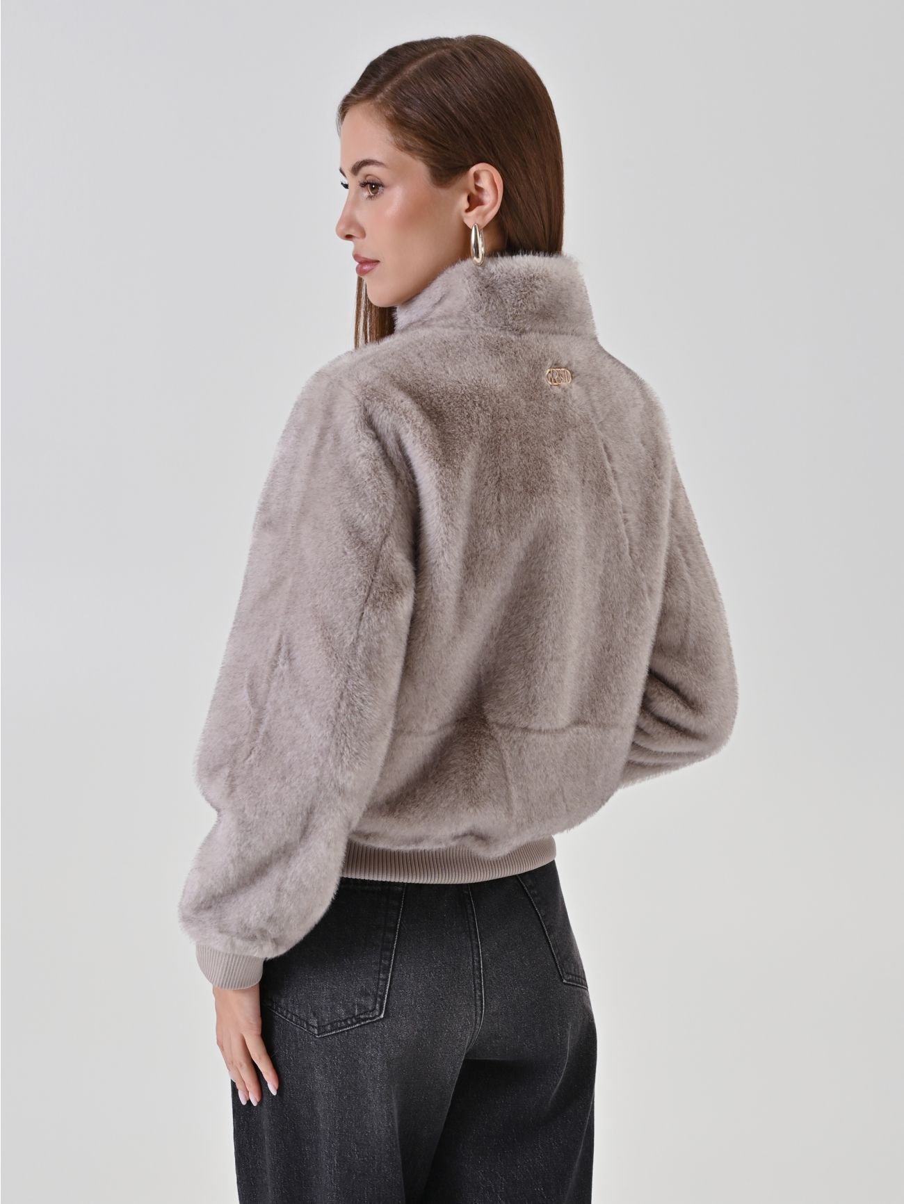 Bomber grigio chiaro in simil pelliccia  det_3