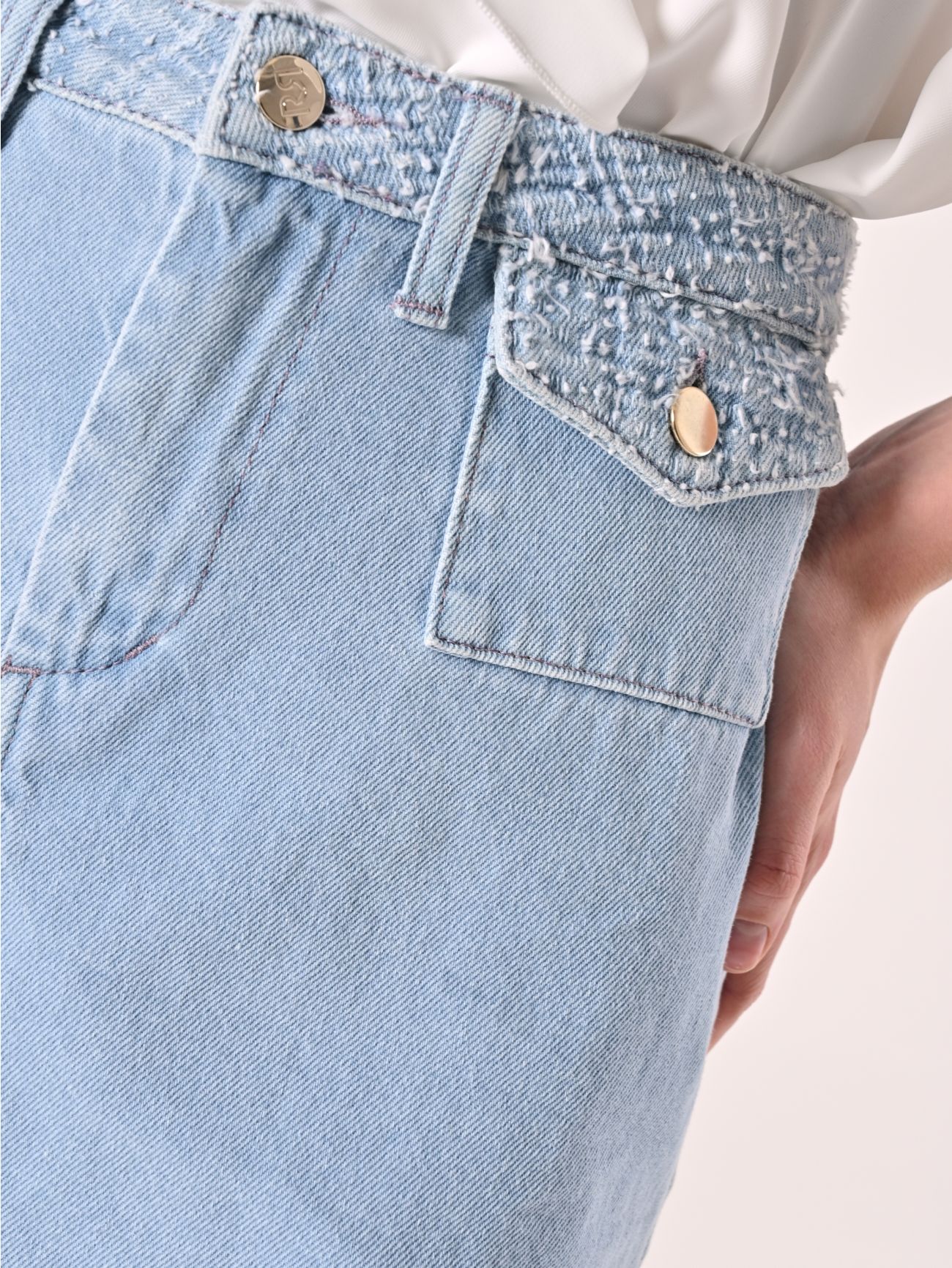 Jupe courte forme « de ligne A » en denim clair in_i5