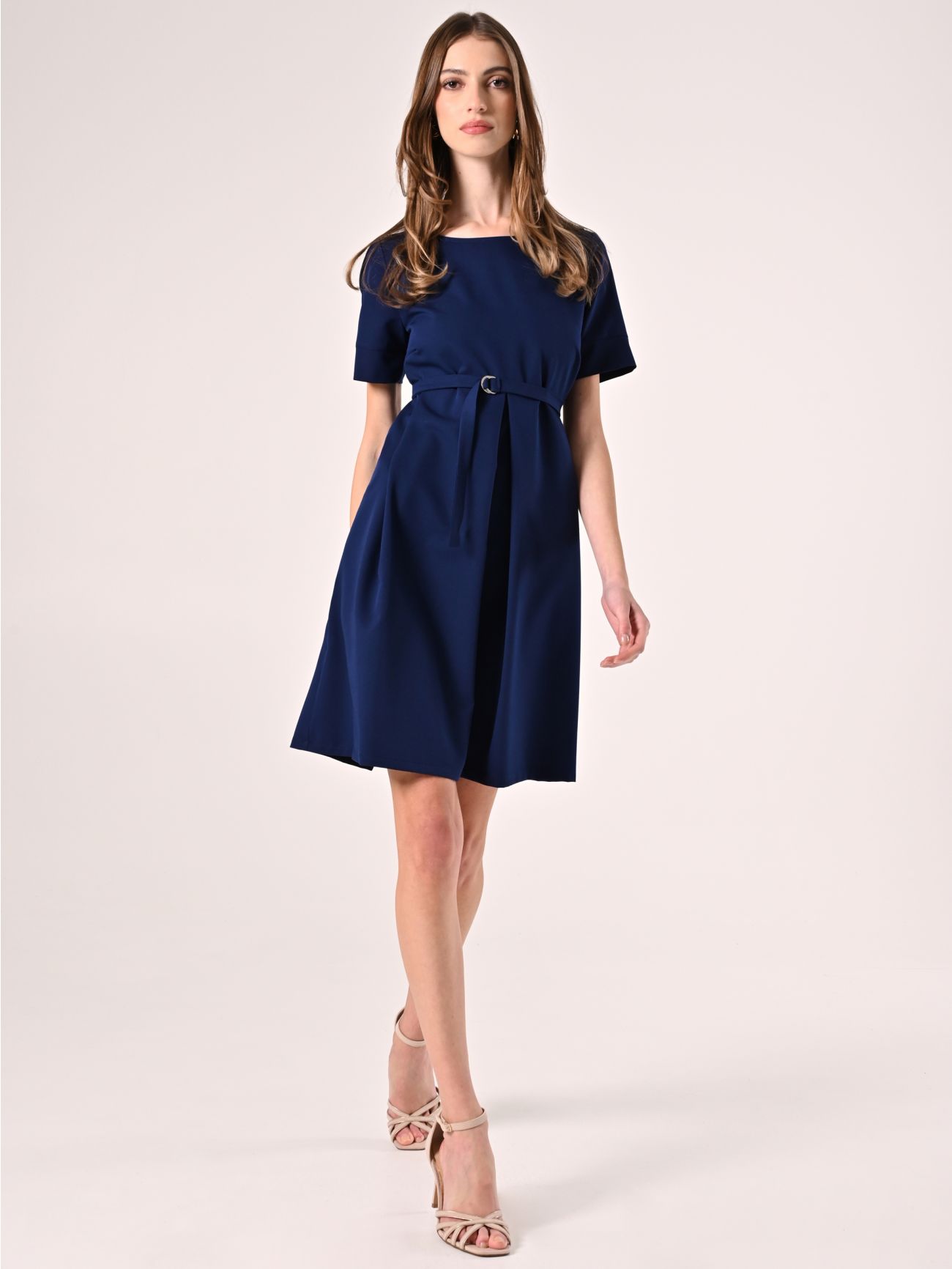Kleid in Blau mit kurzen Ärmeln in_i7