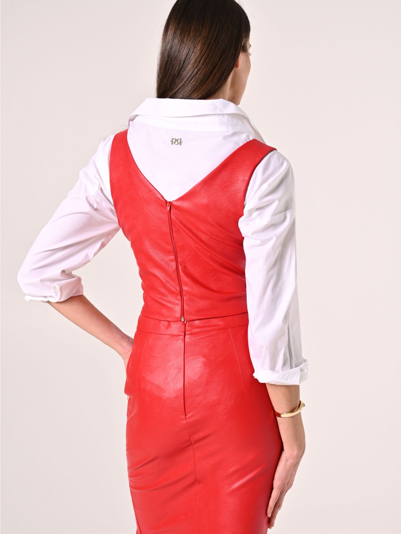 Haut en simili-cuir rouge det_3