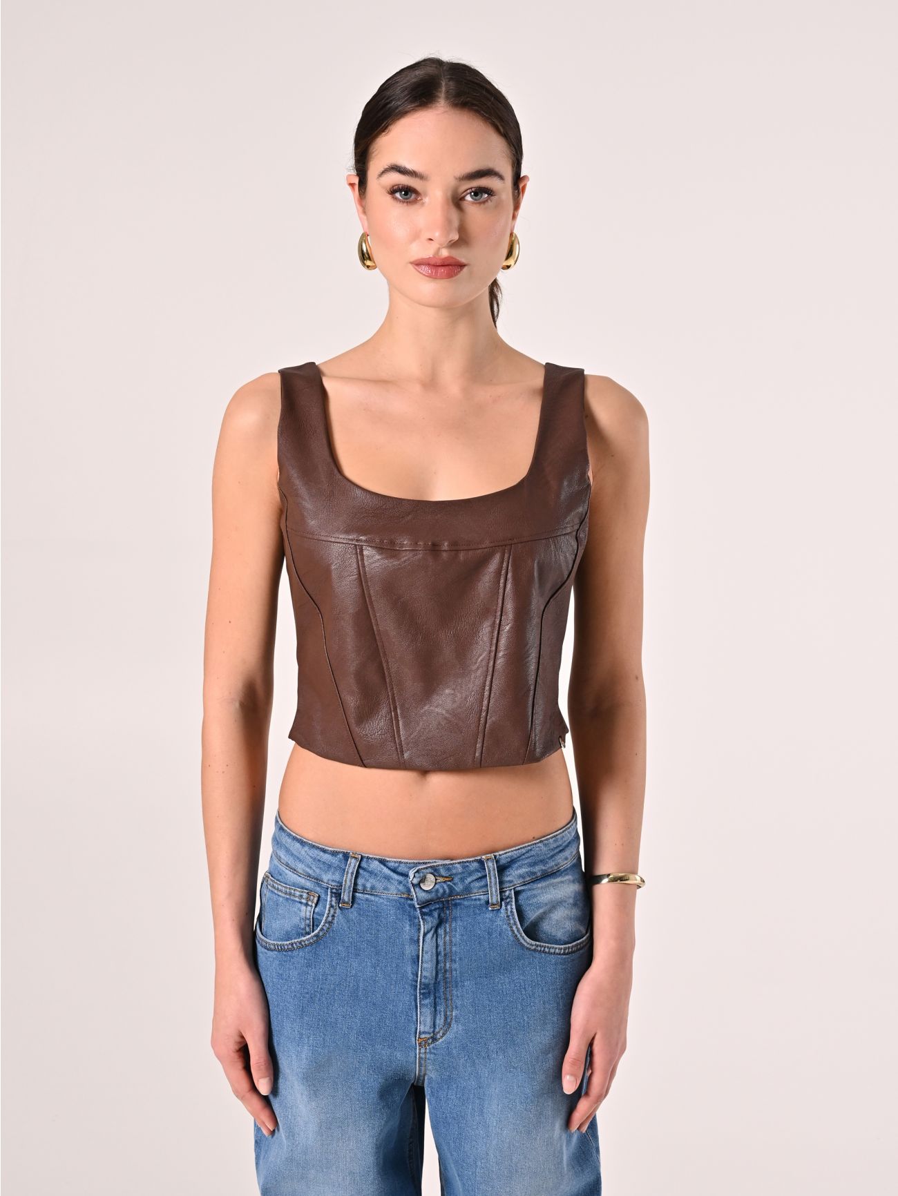 Haut en simili-cuir marron det_2