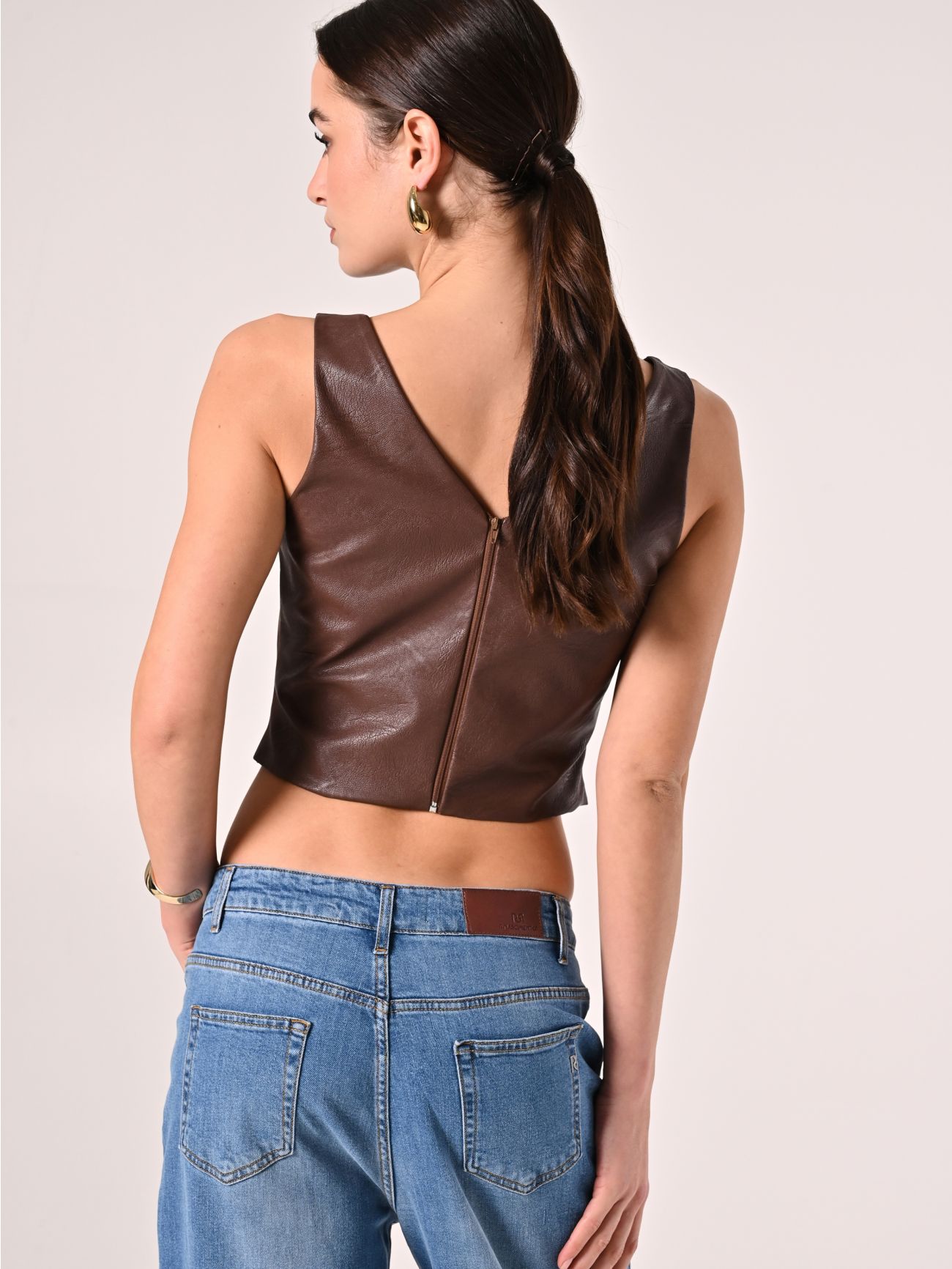 Haut en simili-cuir marron det_3