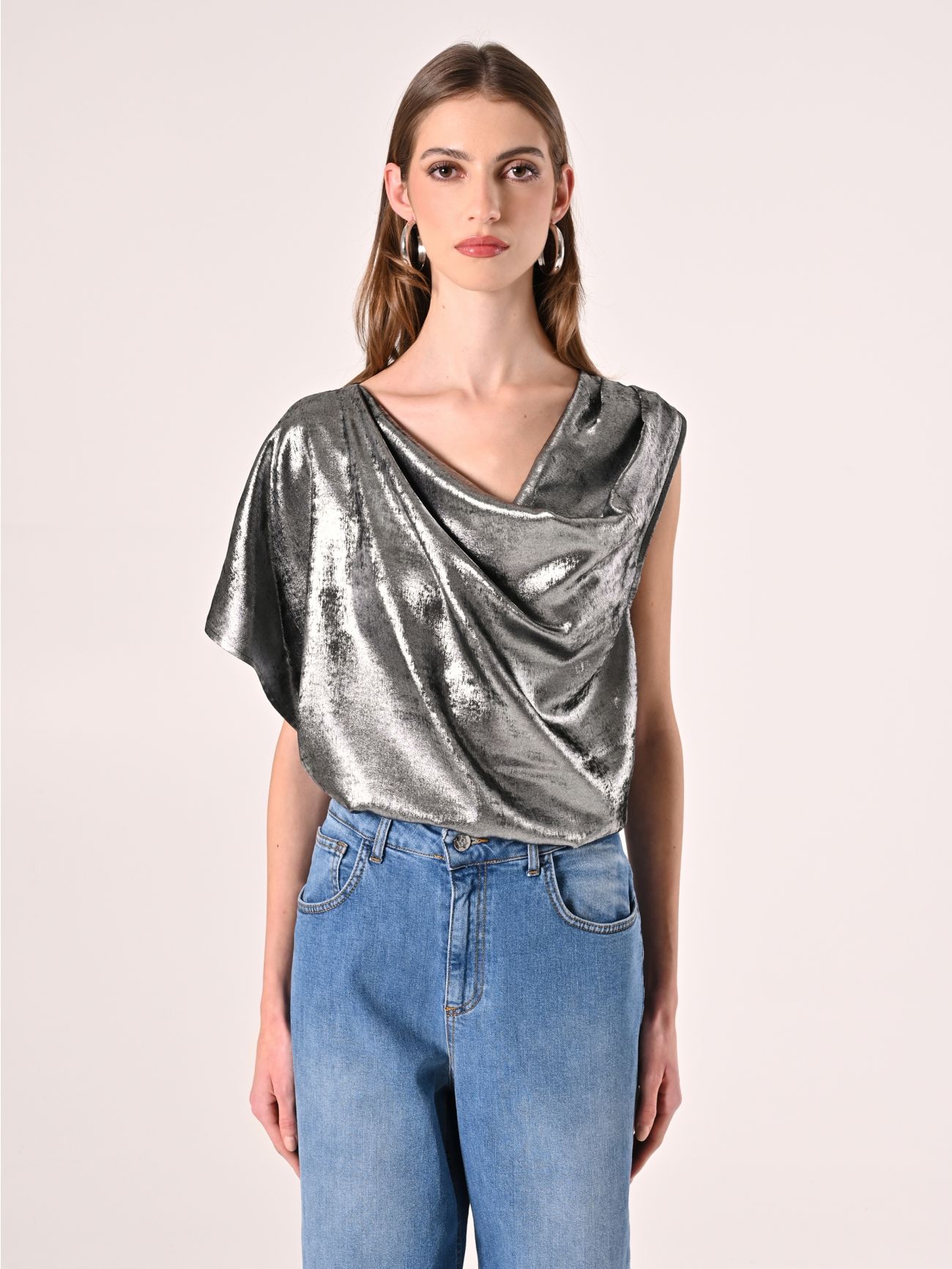 Einseitig schulterfreie Bluse aus laminiertem Cady det_2