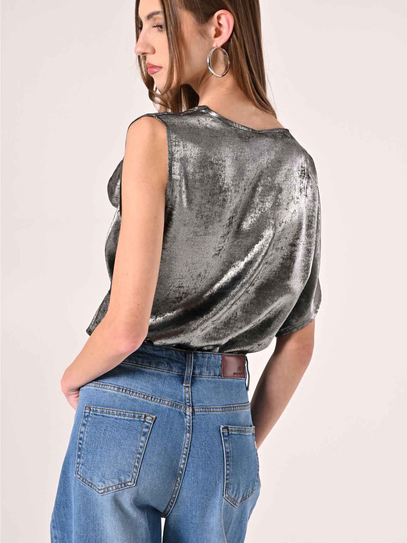 Einseitig schulterfreie Bluse aus laminiertem Cady det_3