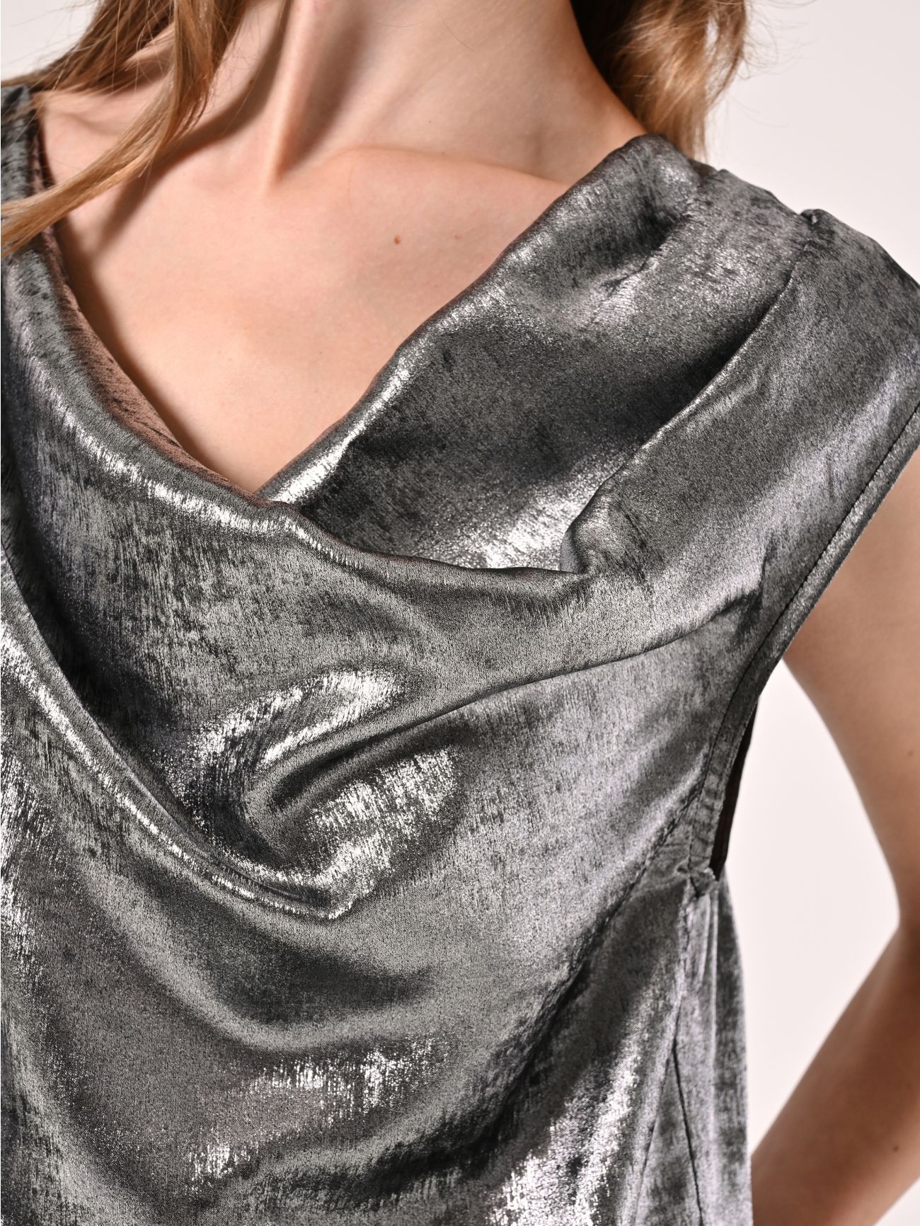 Einseitig schulterfreie Bluse aus laminiertem Cady in_i5