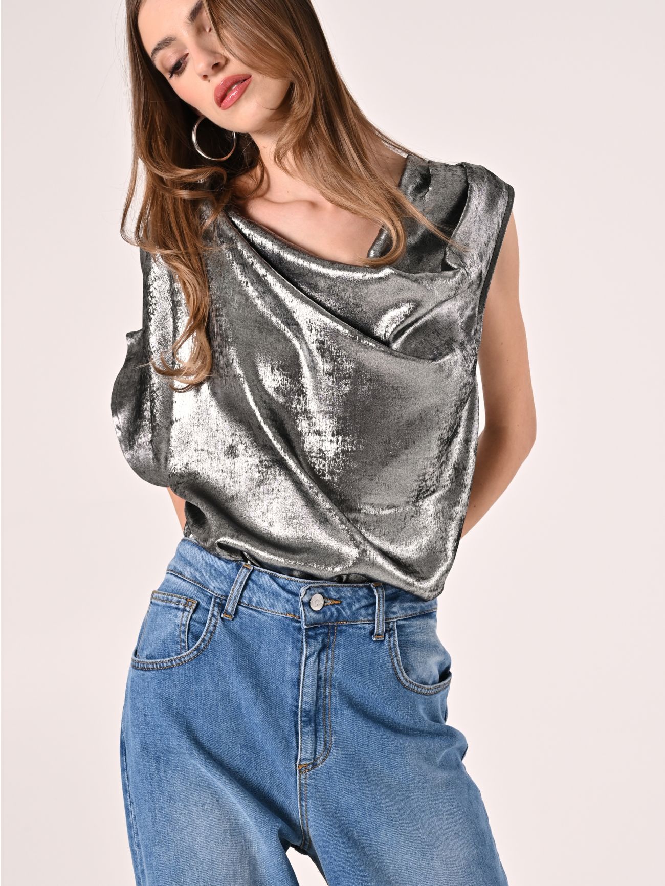Einseitig schulterfreie Bluse aus laminiertem Cady in_i7