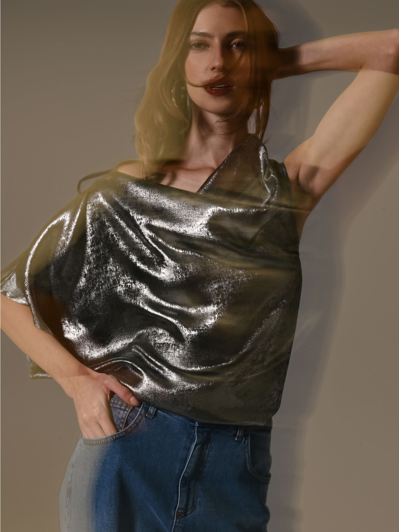 Einseitig schulterfreie Bluse aus laminiertem Cady  Rinascimento