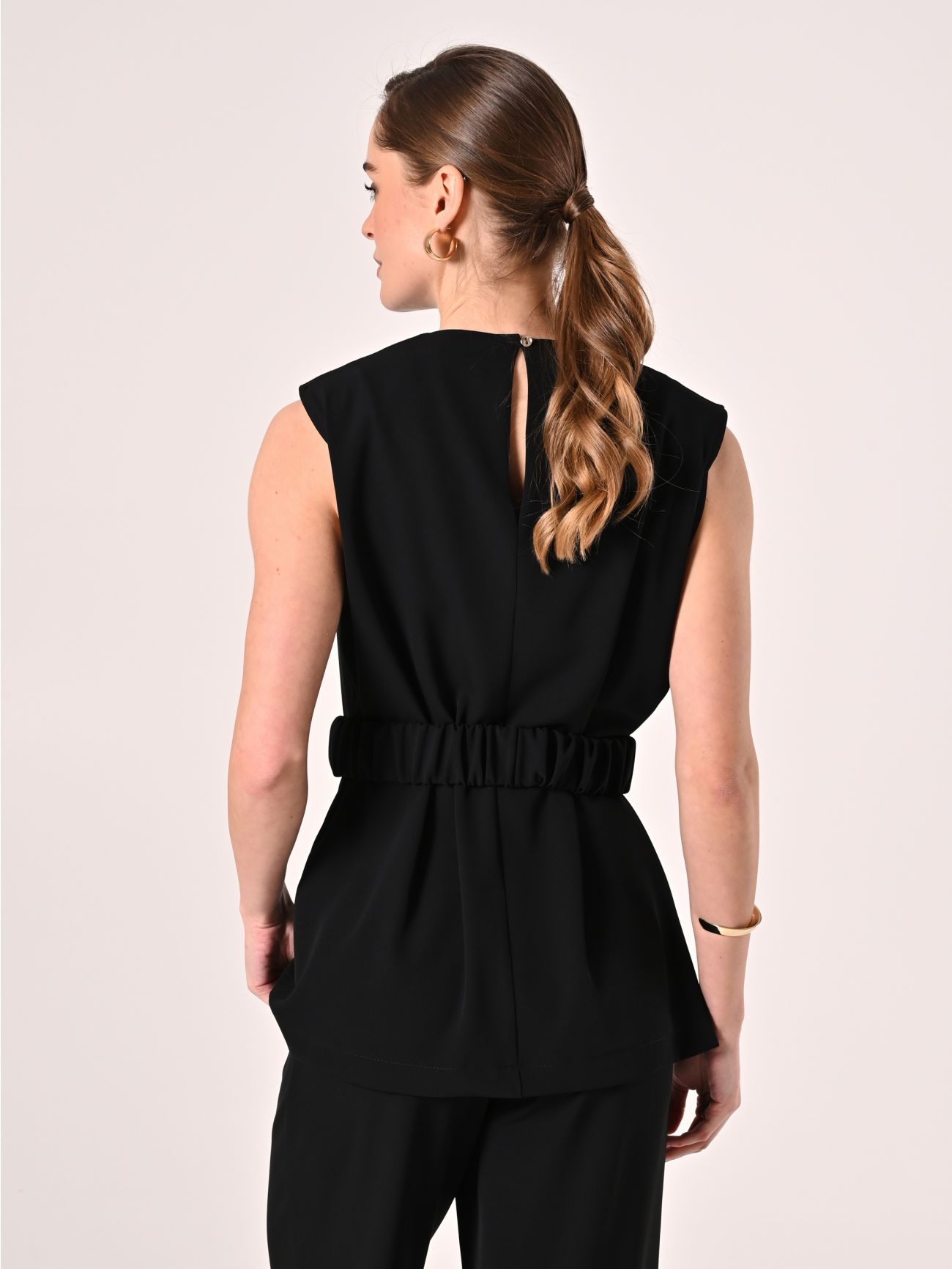 Blouse en tissu crêpe cady noire det_3