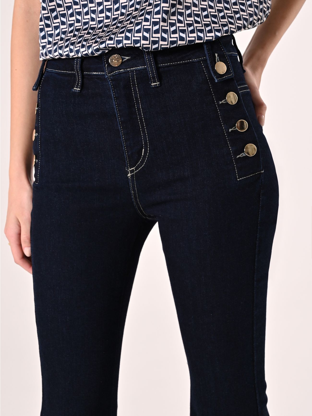 Flared Jeans with Buttons in_i5
