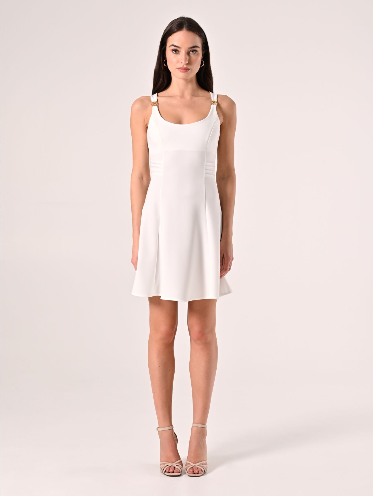 Vestido de vuelo blanco con tirantes de joyas det_1