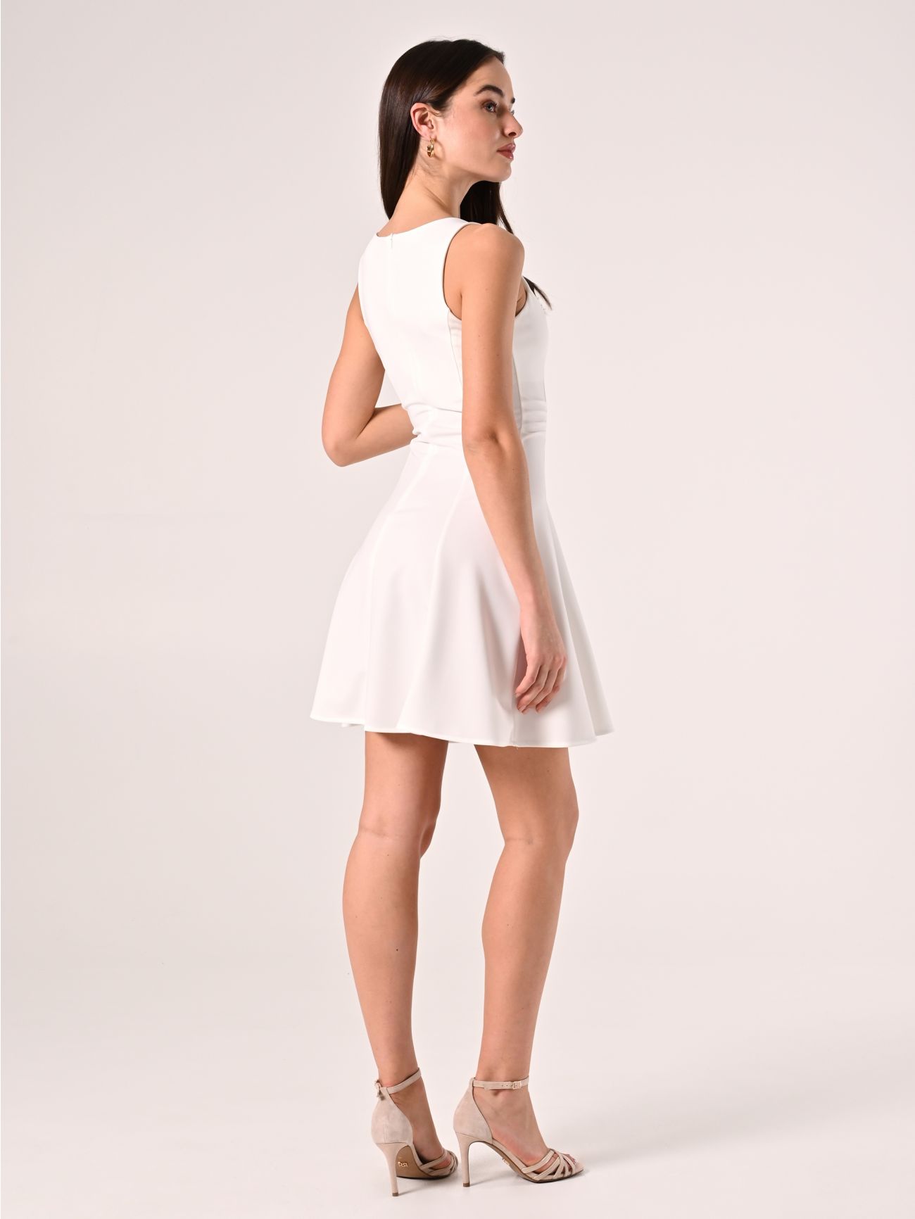 Vestido de vuelo blanco con tirantes de joyas det_3