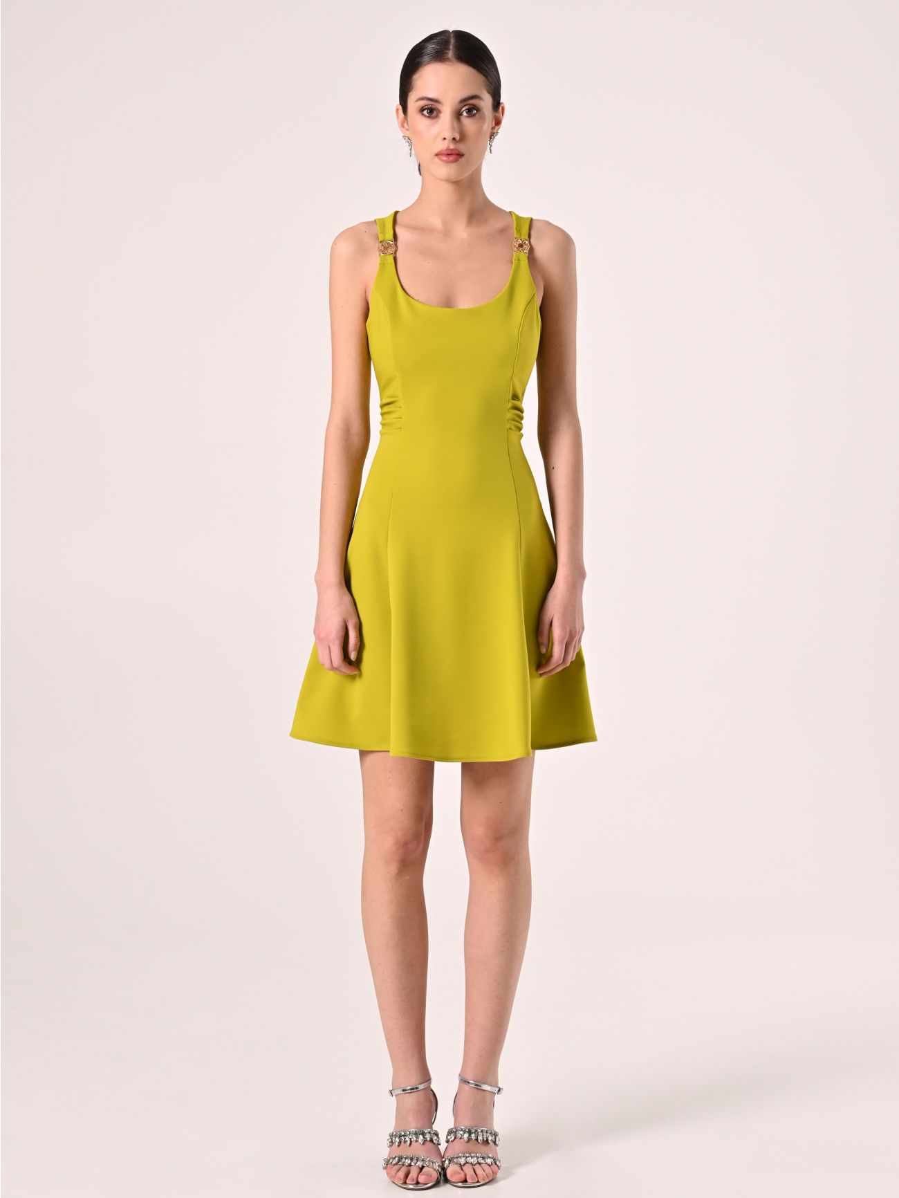 Vestido de vuelo lima con tirantes de joyas det_1