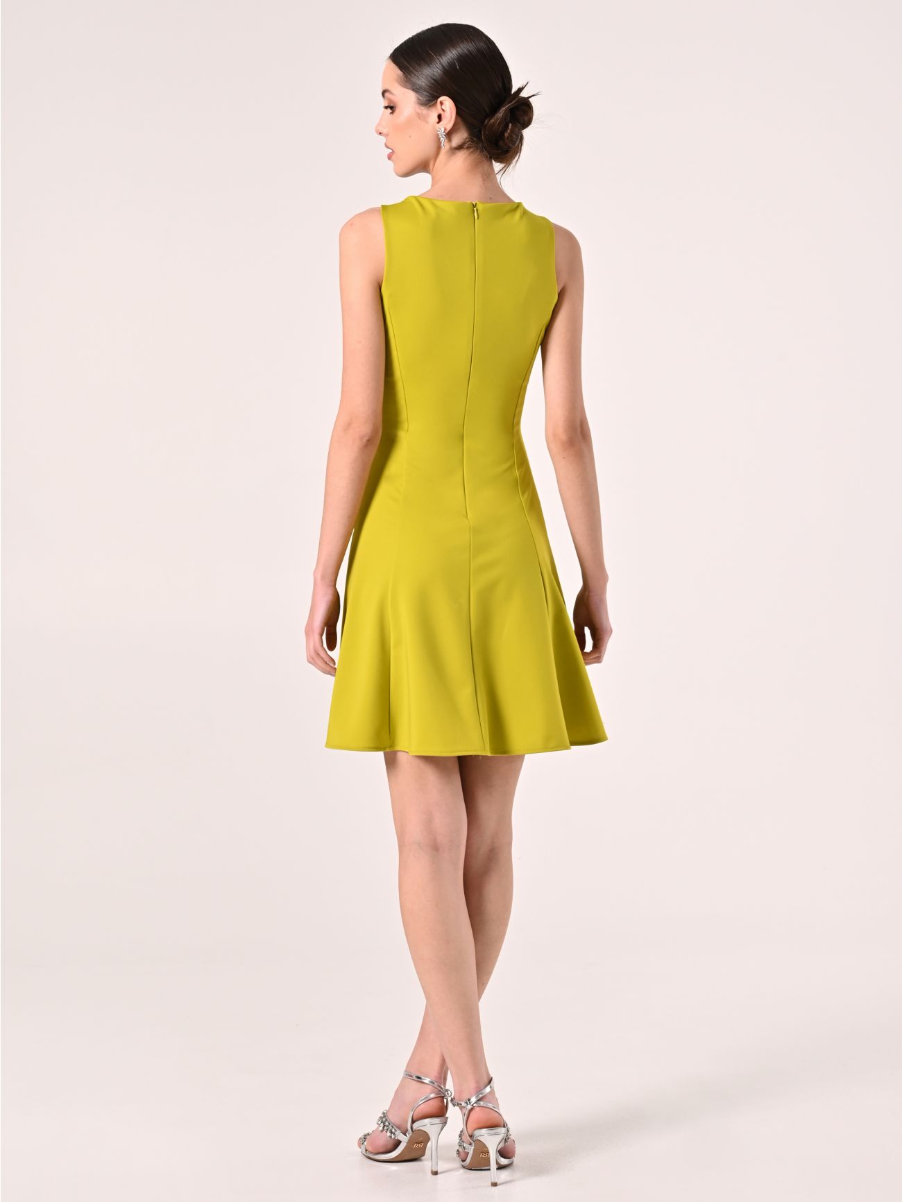 Vestido de vuelo lima con tirantes de joyas det_3