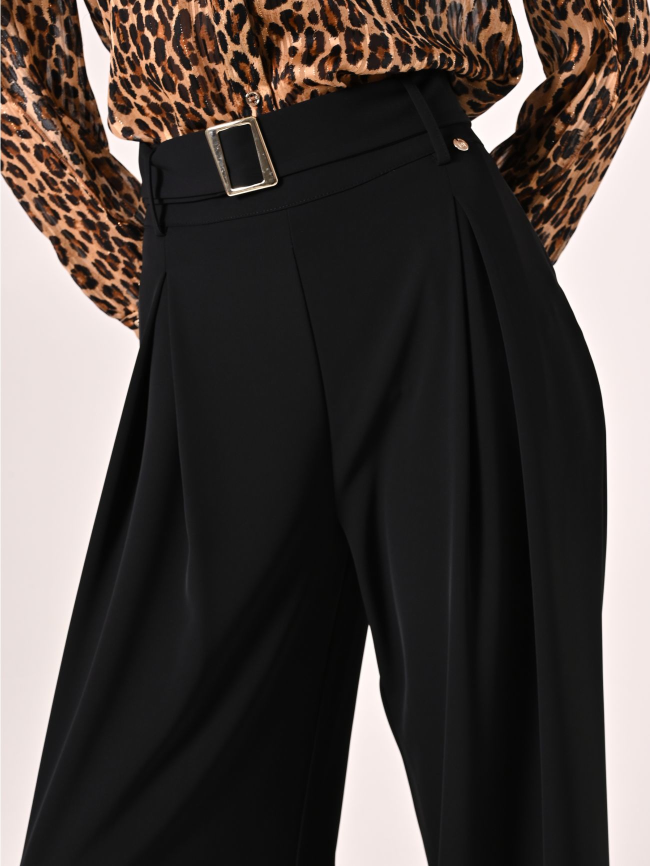 Pantaloni Neri con Cintura Fibbia Gold in_i5