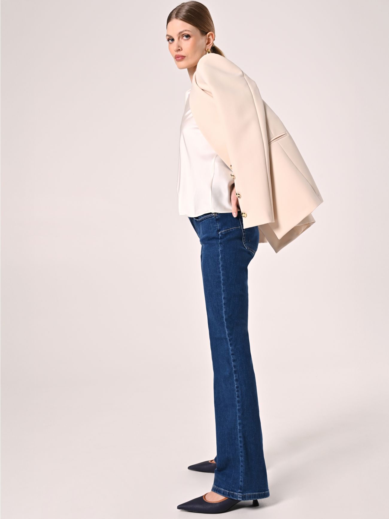 Flared Jeans with Logo Detail in_i7