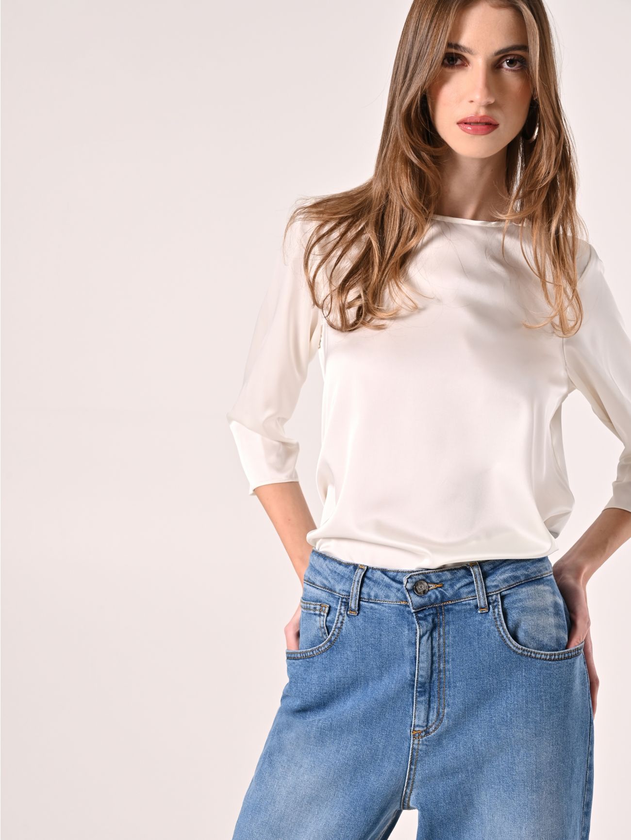 Bluse aus Satin in Weiß in_i7