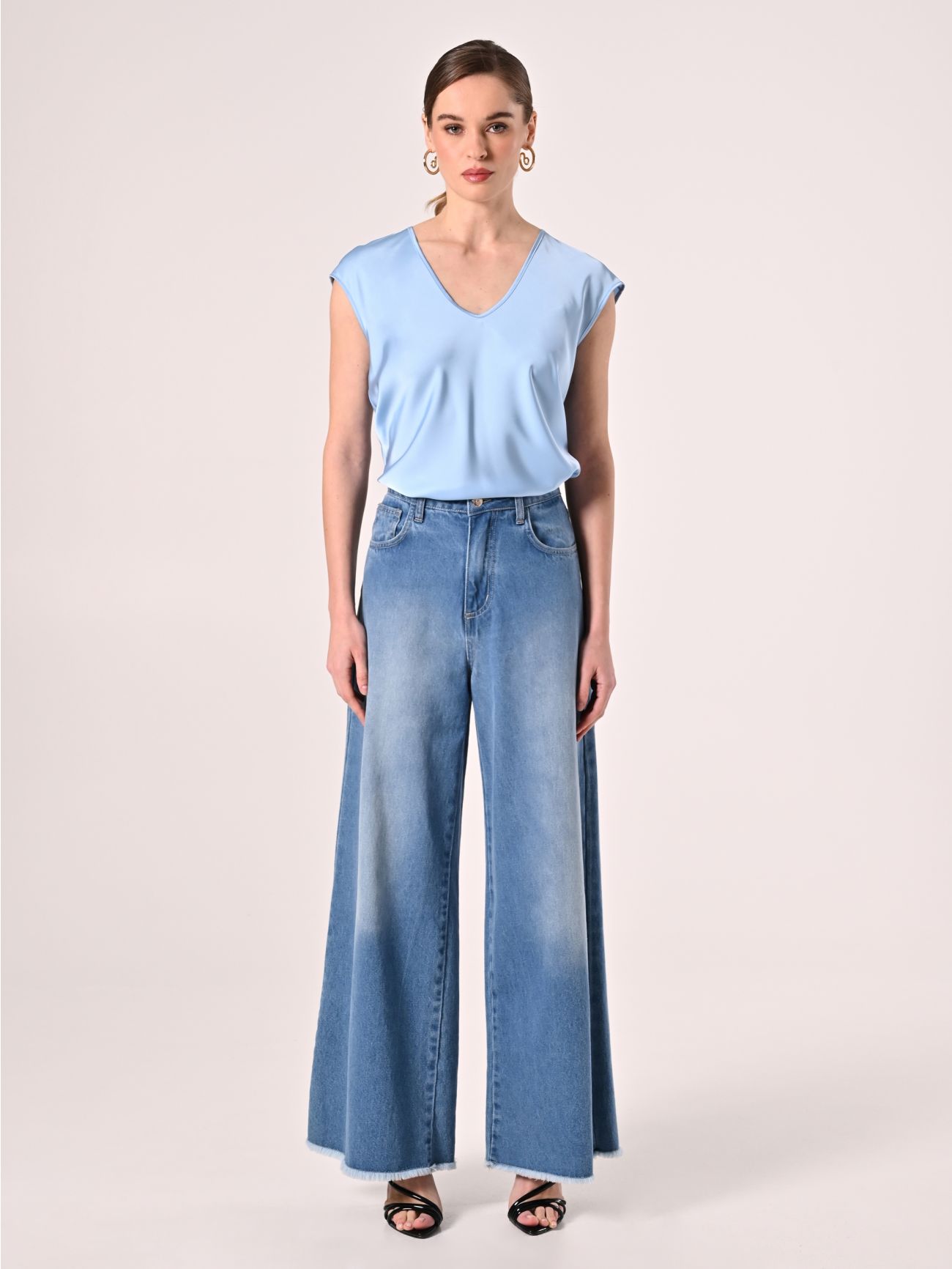 Bluse aus Satin in Hellblau det_1